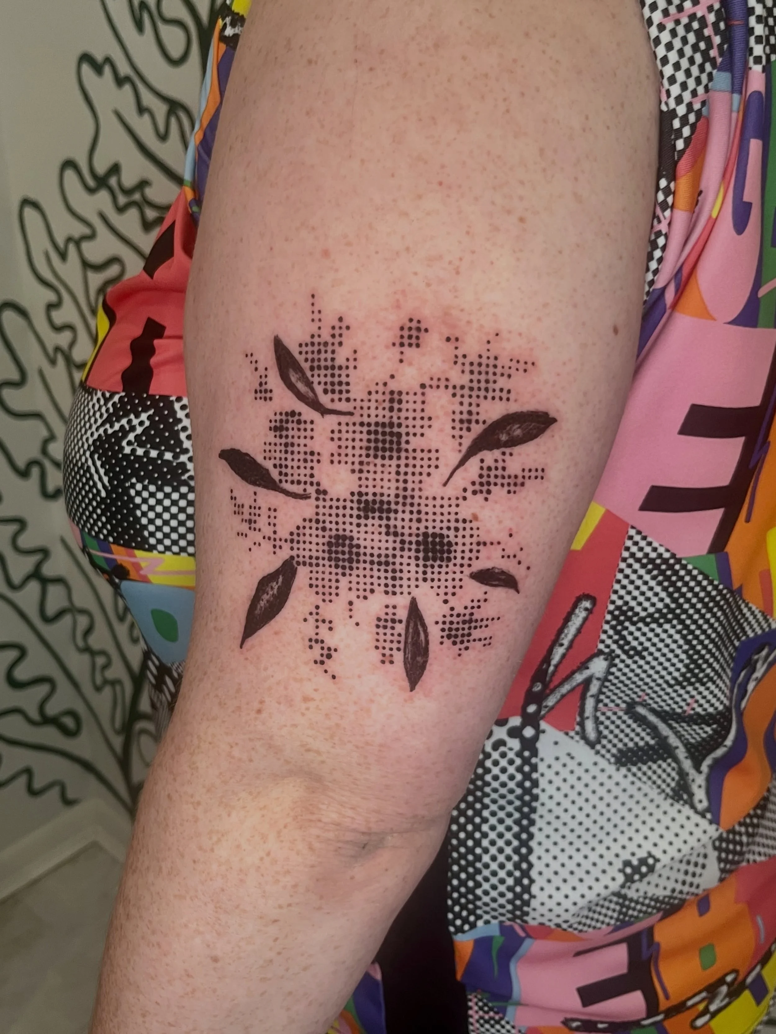 sooo so happy about this flash getting adopted by such a cool person! thank you so much J, always a pleasure seein' ya! :)
.
.
.
.
as always made w lotsa love 
@honey_tattoo.roc 
.
.
.
book your next tat w the link in bio 😊
#dottattoo #ornamentaltat