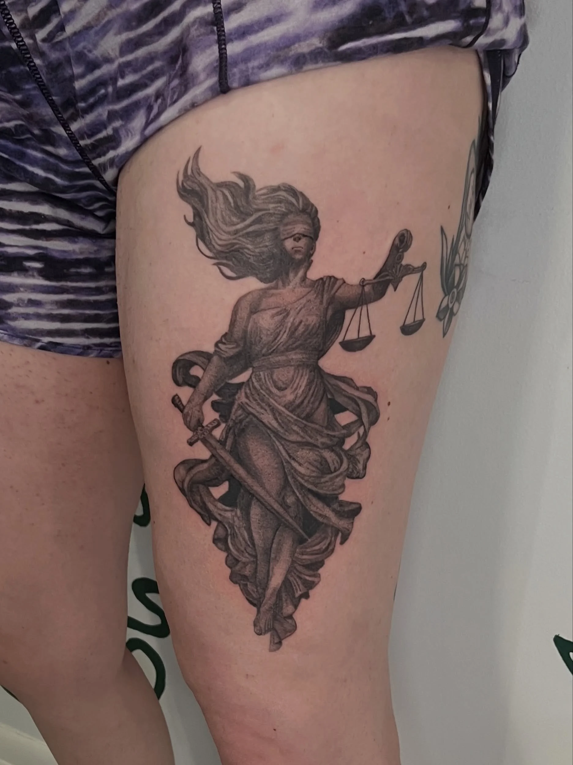 Ahh! Im so excited about this one! A little different than what I usually do, and Im really happy with how it turned out!😁
This project took 2 sessions. Thank you for the trust w this T, you're a trooper 🫡😎
.
as always, made with lotsa love
@honey