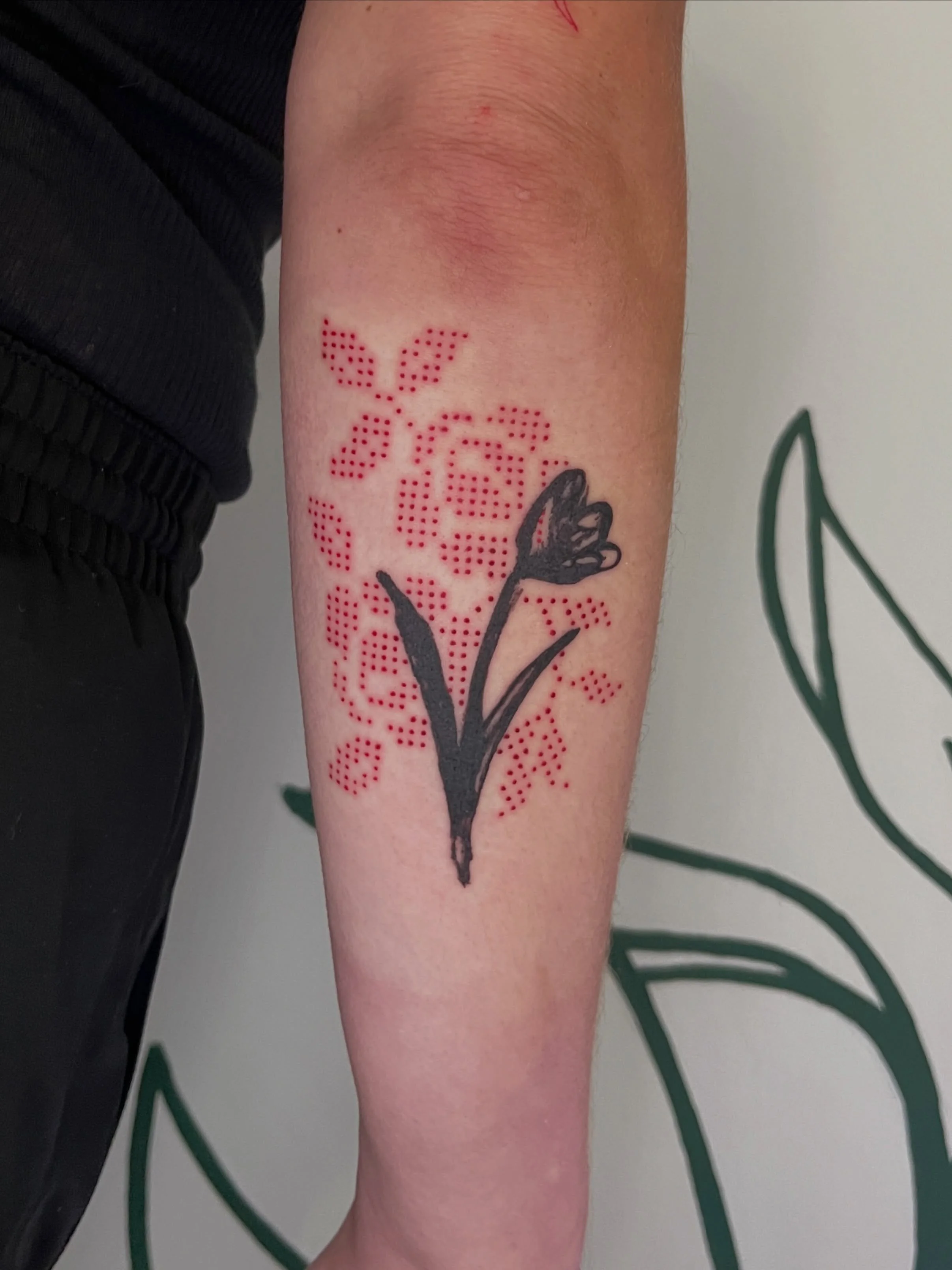 flash design but add 😍🔴 red 🔴😍
loooove love love doing flash and adding a pop of color! turned out soo cool 😎
.
.
.
.
as always made w lotsa love
@honey_tattoo.roc 
.
.
booking oct and nov, links in bio!

lil fun coverup/rework! 🌙✨🐍✨

got to d