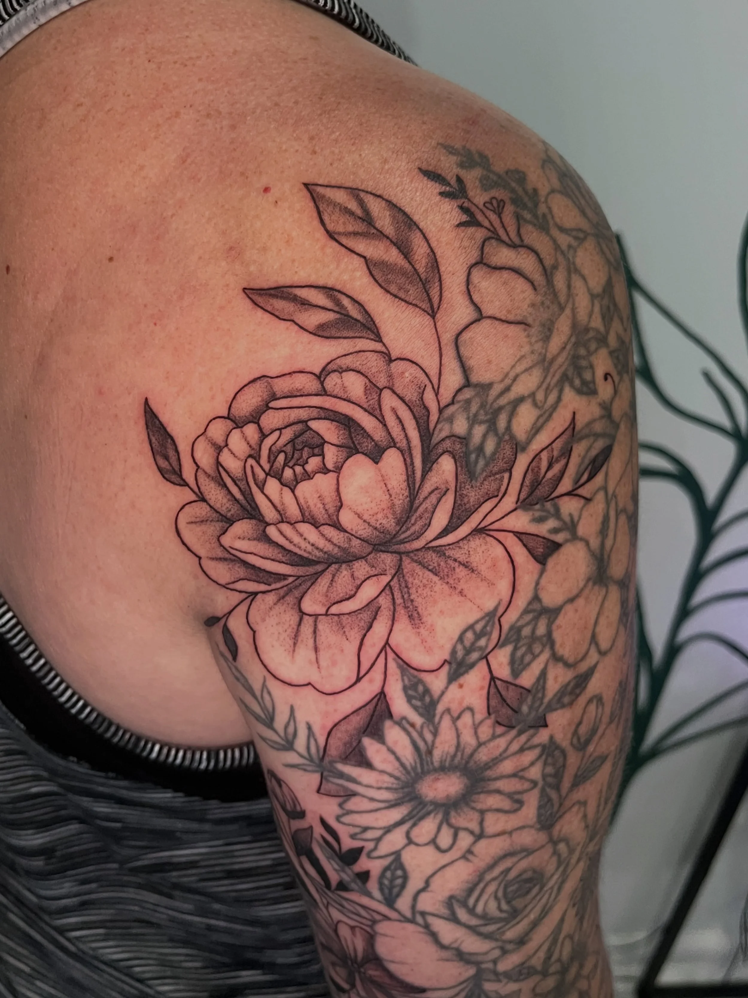 Got to add a peony and tons of lil fillers to finish up M's arm! 🤗 The lower half of the sleeve towards the wrist is all healed and done by me. 
.
A lot of the florals on the upper arm were not done by me, but my client approached me to finish up th