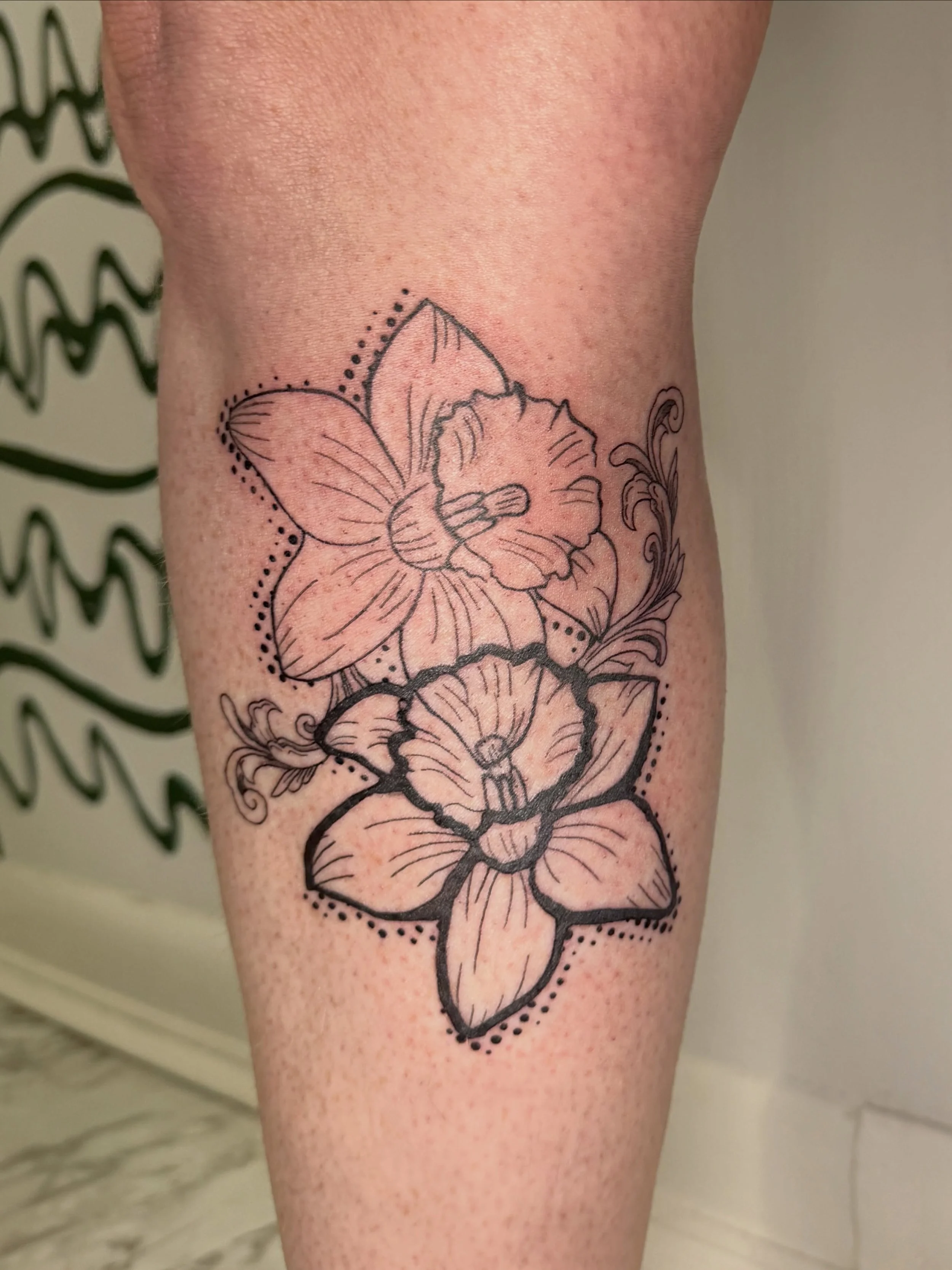 Got to do these awesome daffodils from my flash for A!! thanks for the trust w this piece and bein so cool 😎
.
.
.
as usual, made w lotsa love
@honey_tattoo.roc 
.
.
.
.
booking oct/nov/dec
link in bio ☺️
.
.
.
#halftonetattoo #halftone #daffodiltat