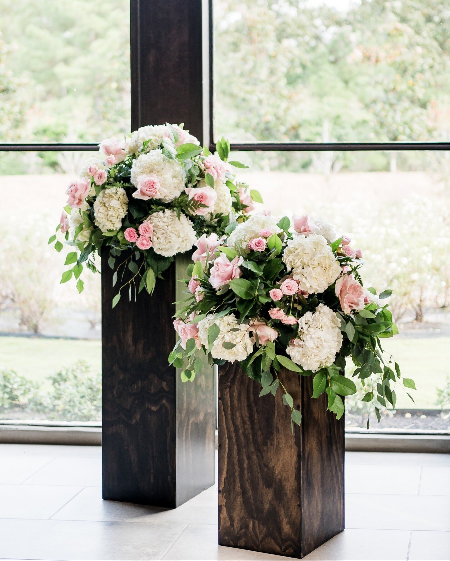 Blossoming love at every petal. Transforming vows into a garden of dreams with enchanting wedding florals 🌸💍✨

Venue @ironmanortx
Photography @emilychappellproductions 

#waltersweddingestates #thedesignhaus #luxuryweddings #weddingflorals #wedding