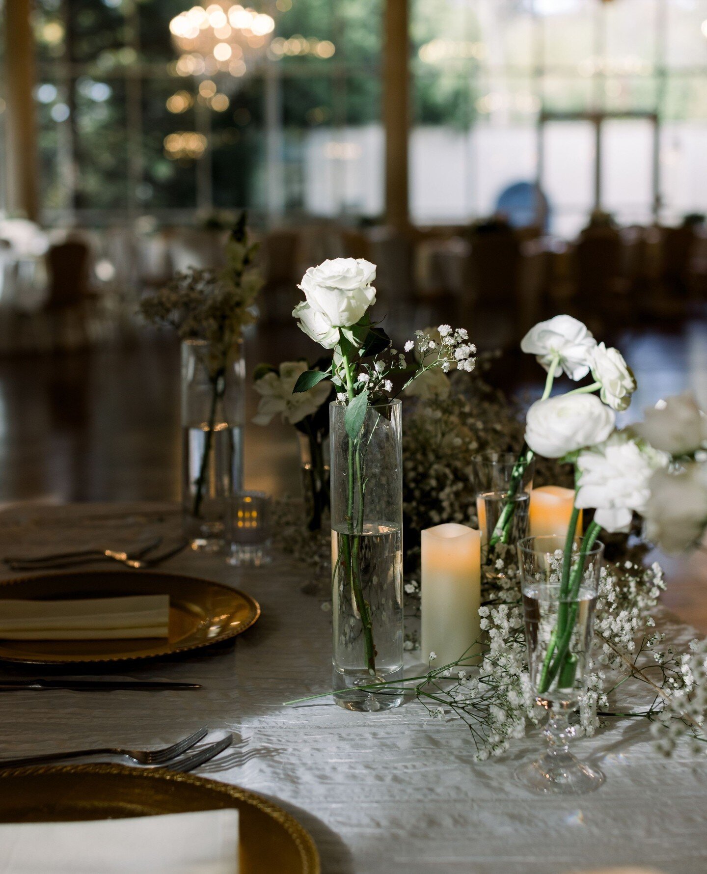These petite bud vases are perfect for showcasing individual blooms or small floral arrangements, adding a subtle yet enchanting ambiance to your celebration.⁠
⁠
Venue @ashtongardensdallas⁠
Photography @emilychappellproductions⁠
⁠
#weddingflorist #we