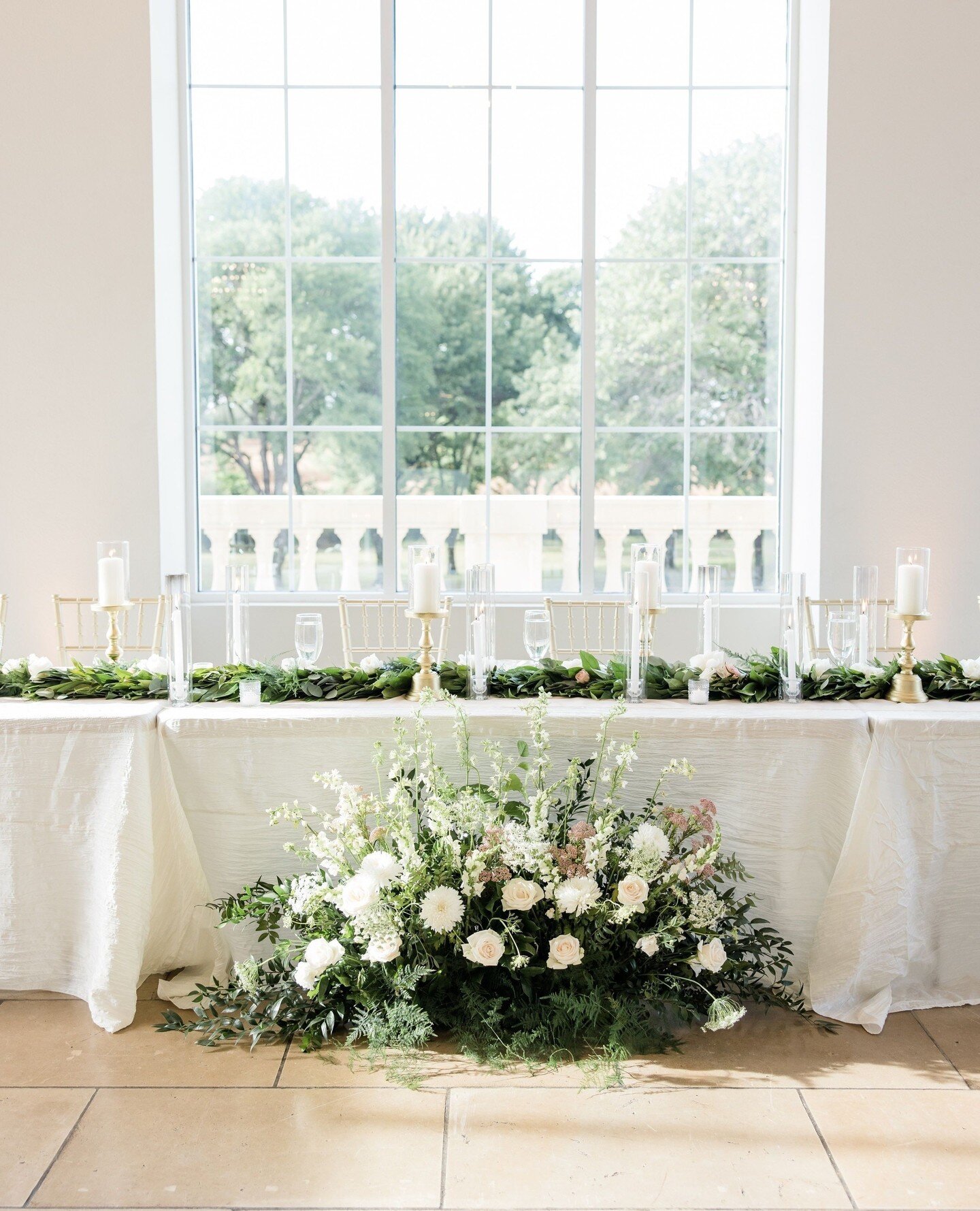 Elevate your sweetheart table with floral arrangements! ⁠
⁠
From garlands and candles, to grand arches and floor trays - floral can make all the difference in elevating your reception space. ⁠
⁠
Venue @theolanatx⁠
Photography @emilychappellproduction