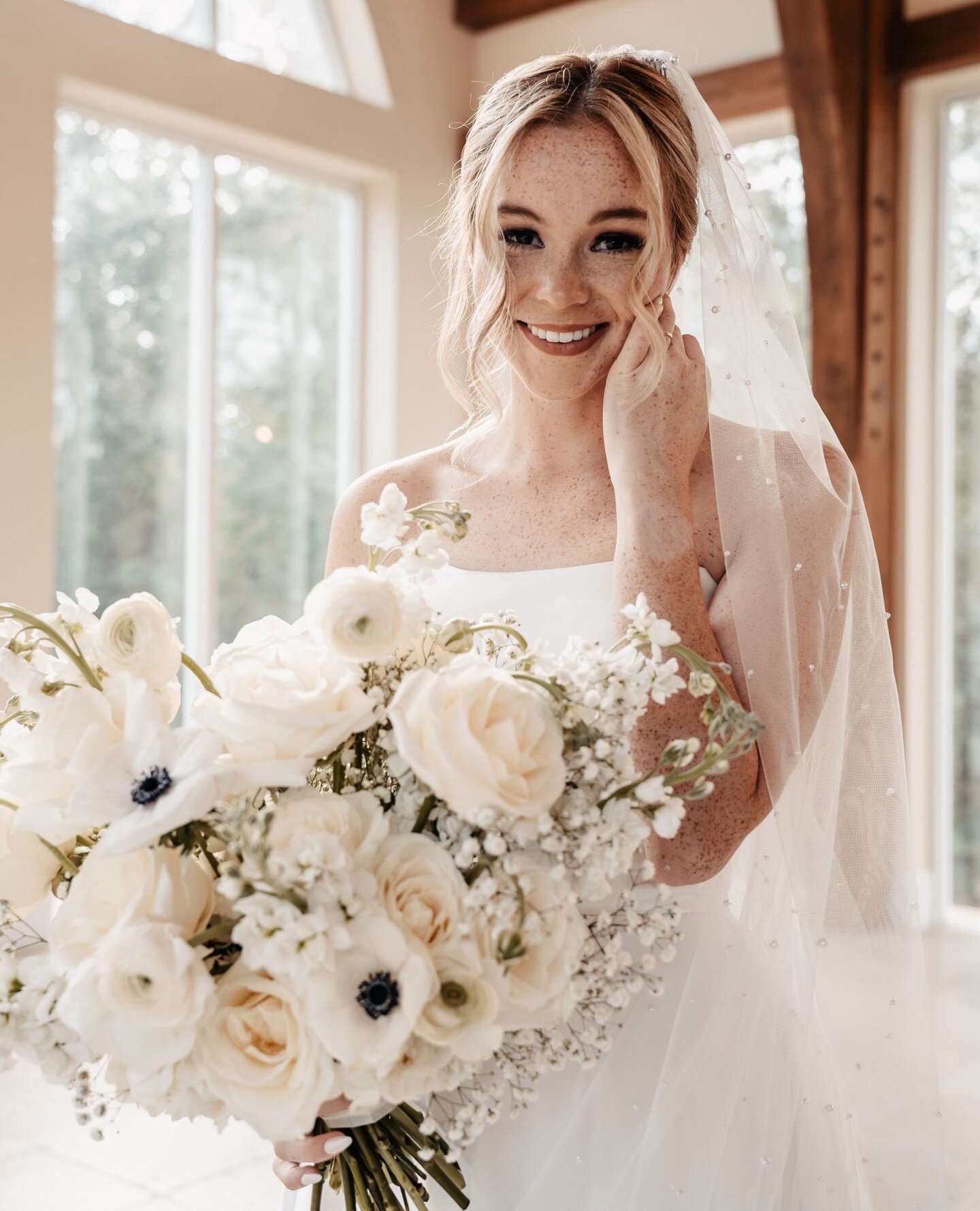 Our beautiful bride Holly &amp; her stunning bouquet!! ⁠
⁠
Venue @ashtongardenshouston⁠
Photography @emilychappellproductions⁠
⁠
#weddingflorist #weddingflowers #wedding #florist #flowers #weddinginspiration #bridalbouquet #bride #floraldesign #weddi