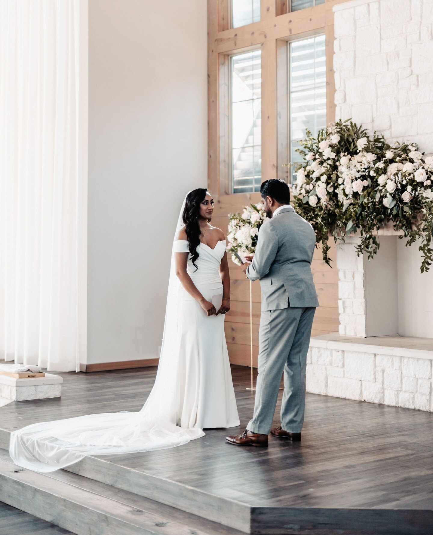 J + N's ceremony florals 🤍🕊️✨⁠
⁠
Venue @hiddenpineshighlandvillage⁠
Photography @emilychappellproductions ⁠
⁠
#weddingflorist #weddingflowers #wedding #florist #floraldesign #weddingflorals #weddingdecor #weddingdesign #flowers