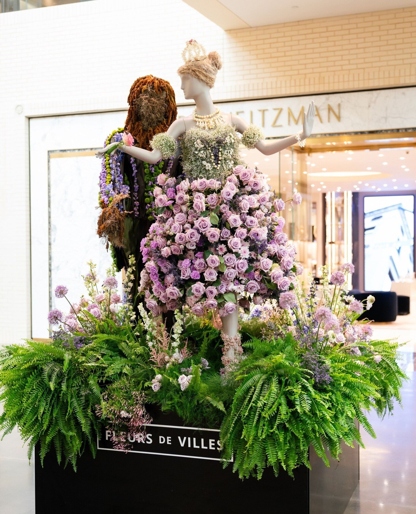 Come experience the artistry of flowers in Fleurs de Villes ARTISTE, a world-renowned floral exhibition on view at North Park Center! ⁠
⁠
Our queen bee @lizziebeesflowershoppe and her team had the honor of designing this installation for this unique 
