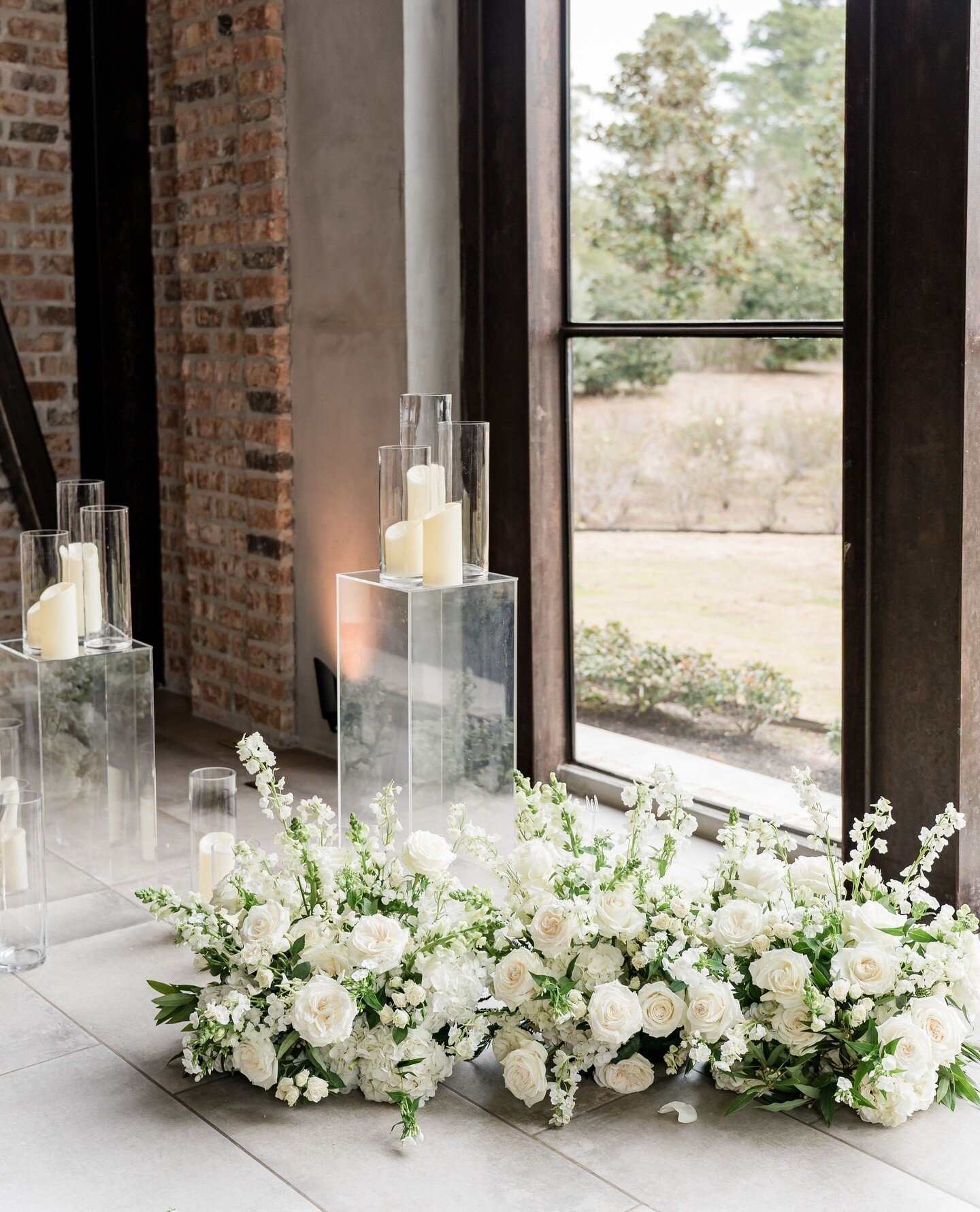 Spring weddings with timeless white floral arrangements! ⁠
⁠
Delicate blooms such as roses and peonies effortlessly complement the season's charm, infusing your celebration with a sense of grace and refinement. ⁠
⁠
Venue @ironmanortx⁠
Photography @em