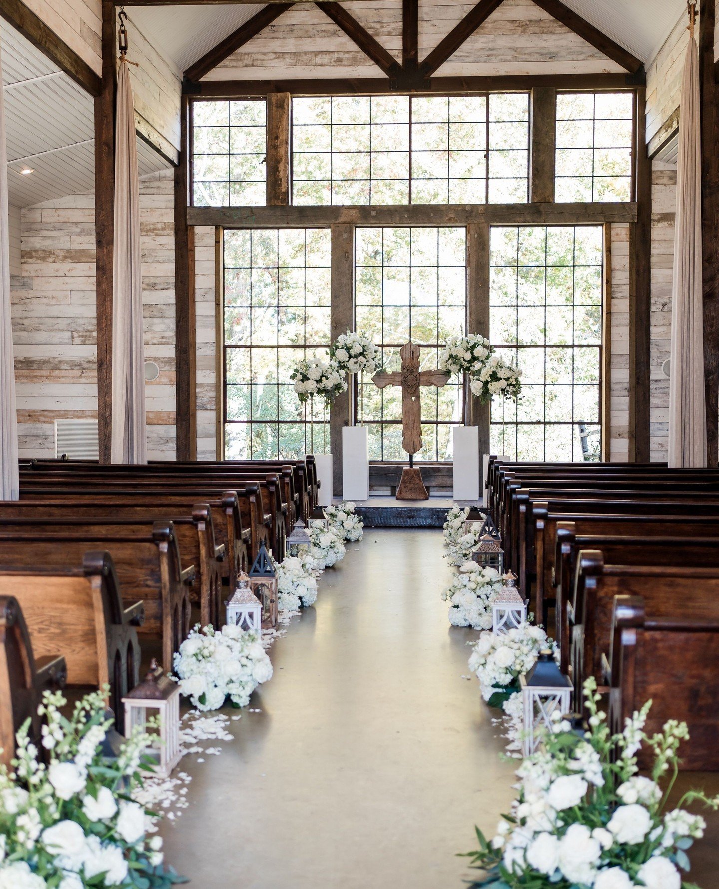 The ceremony vs. the reception ✨⁠
⁠
Venue @bigskybarn⁠
Photography @emilychappellproductions⁠
⁠
#weddingflorist #weddingflowers #wedding #florist #floraldesign #weddingflorals #weddingdecor #weddingdesign #flowers