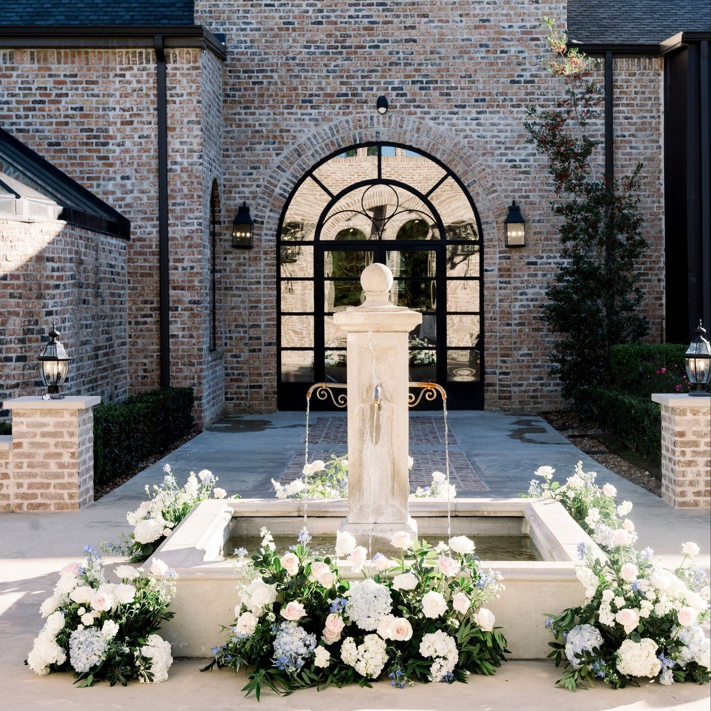 Pulling some of our favorites from Lexy and Nicholas' wedding day album 🫶🏼⁠
⁠
Venue @ironmanortx⁠
Photography @emilychappellproductions ⁠
⁠
#weddingflorist #weddingflowers #wedding #florist #floraldesign #weddingflorals #weddingdecor #weddingdesign