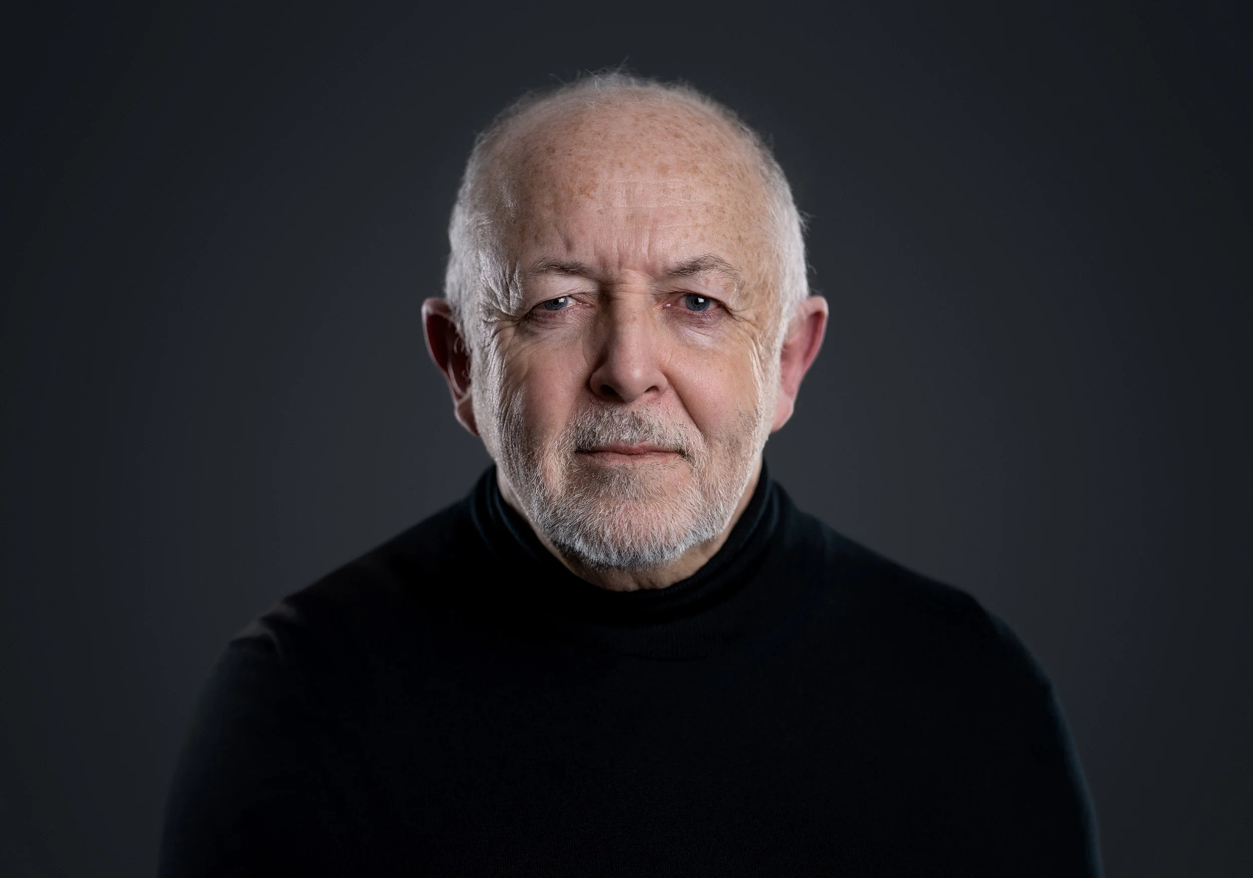 Portrait of BBC war correspondant Jeremy Bowen for the podcast Frontlines Of Journalism. entertainment portrait photography by Steve Bright, London