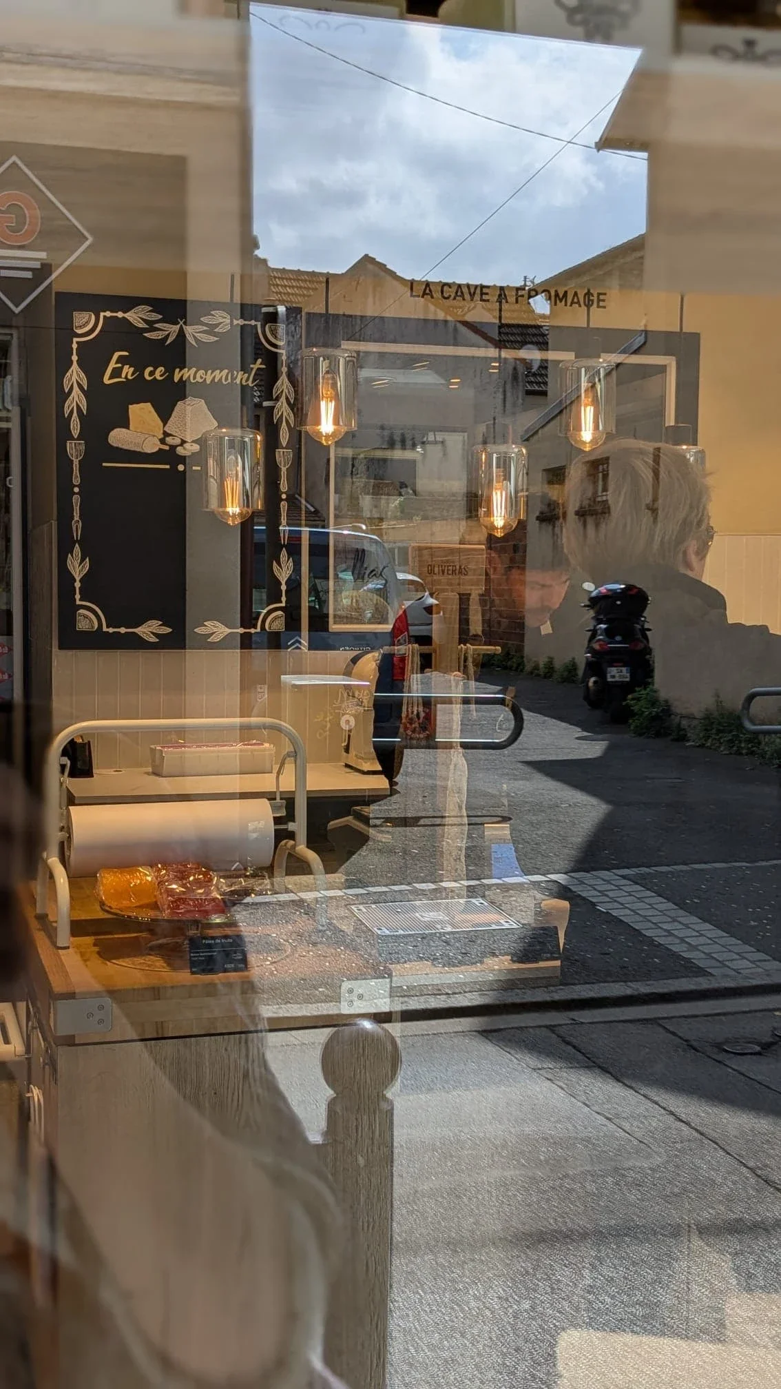 Vue sur l'ardoise depuis l'extérieur de la boutique. fromagerie Lallias à Houilles (78). Décoration murale, frise d'encadrement, fromages