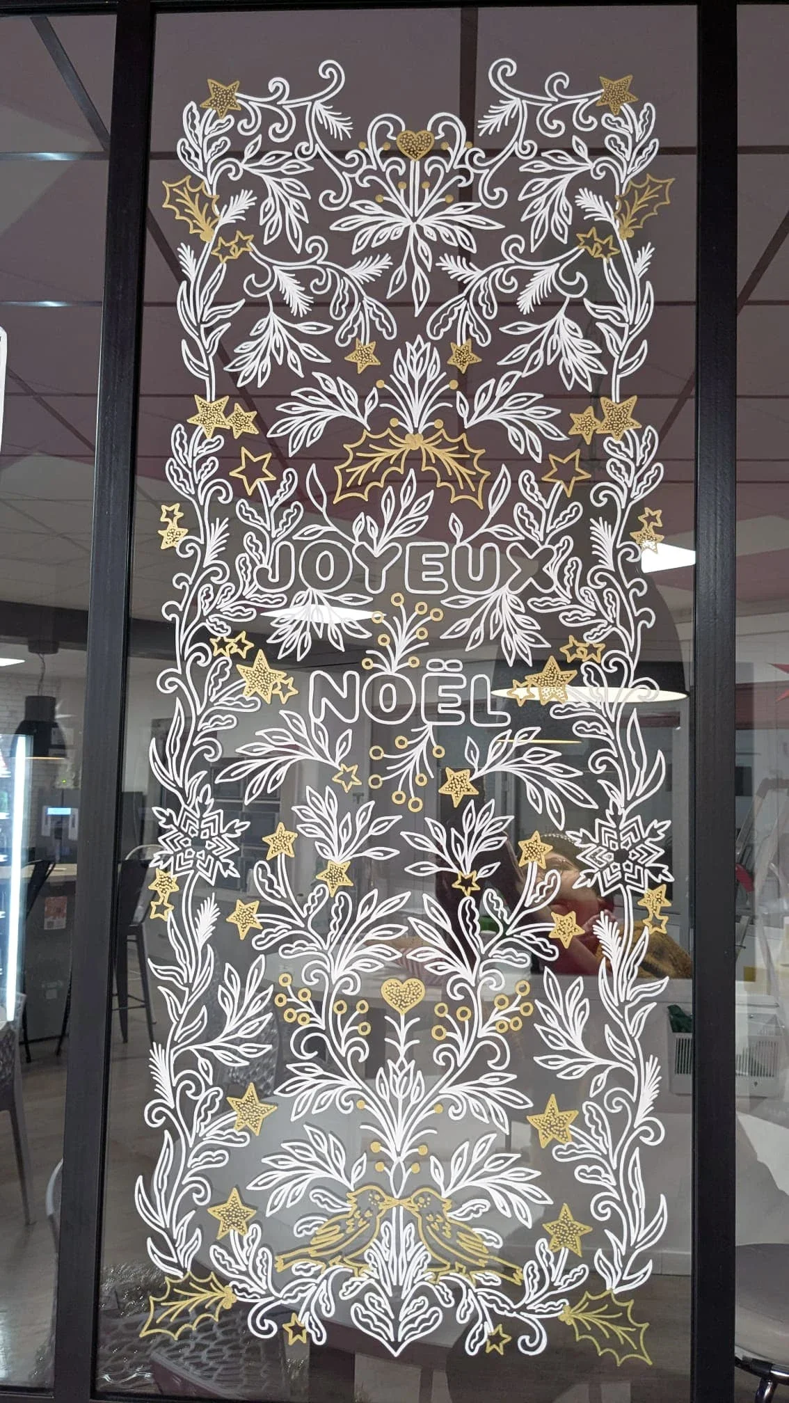 Frise végétale aux entrelacs blancs et dorés peinte à la main sur les vitrines du réfectoire du groupe Vygon