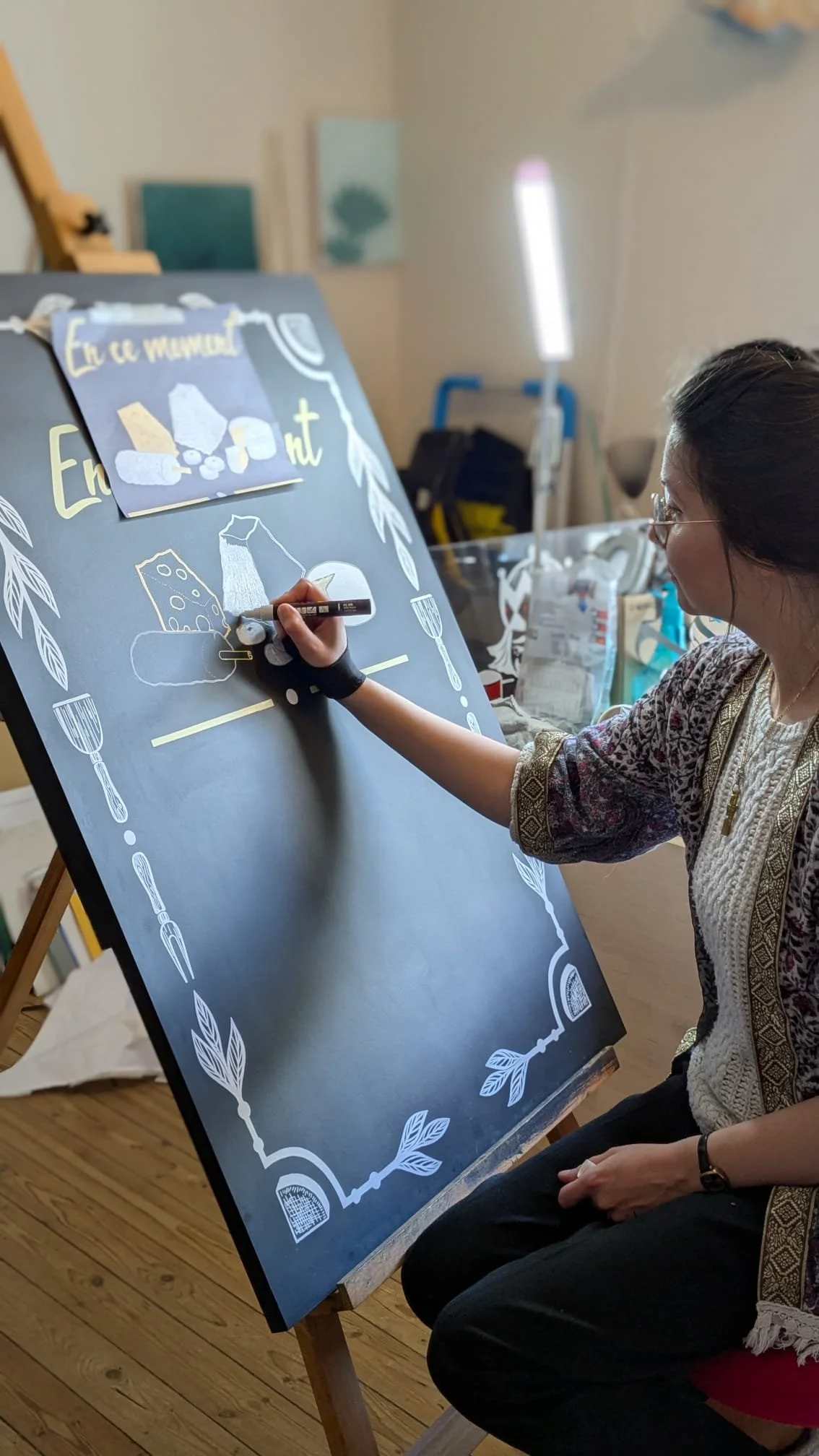 Ardoise en cours de peinture, dans mon atelier à Vaux-sur-Seine (78)