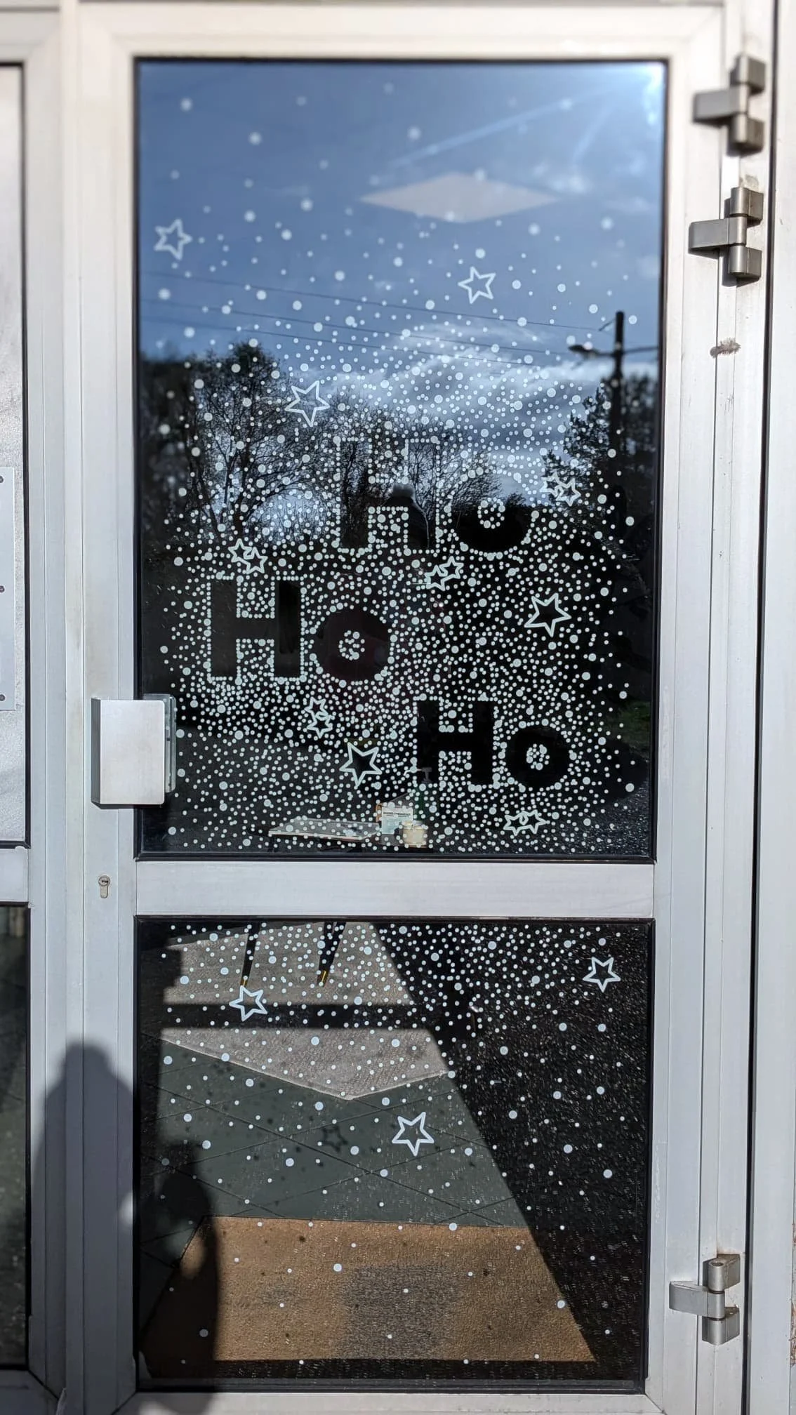 Peinture sur vitrine Noël - décoration entreprise - Accueil - Porte - Groupe Vygon site Ivry-le-Temple