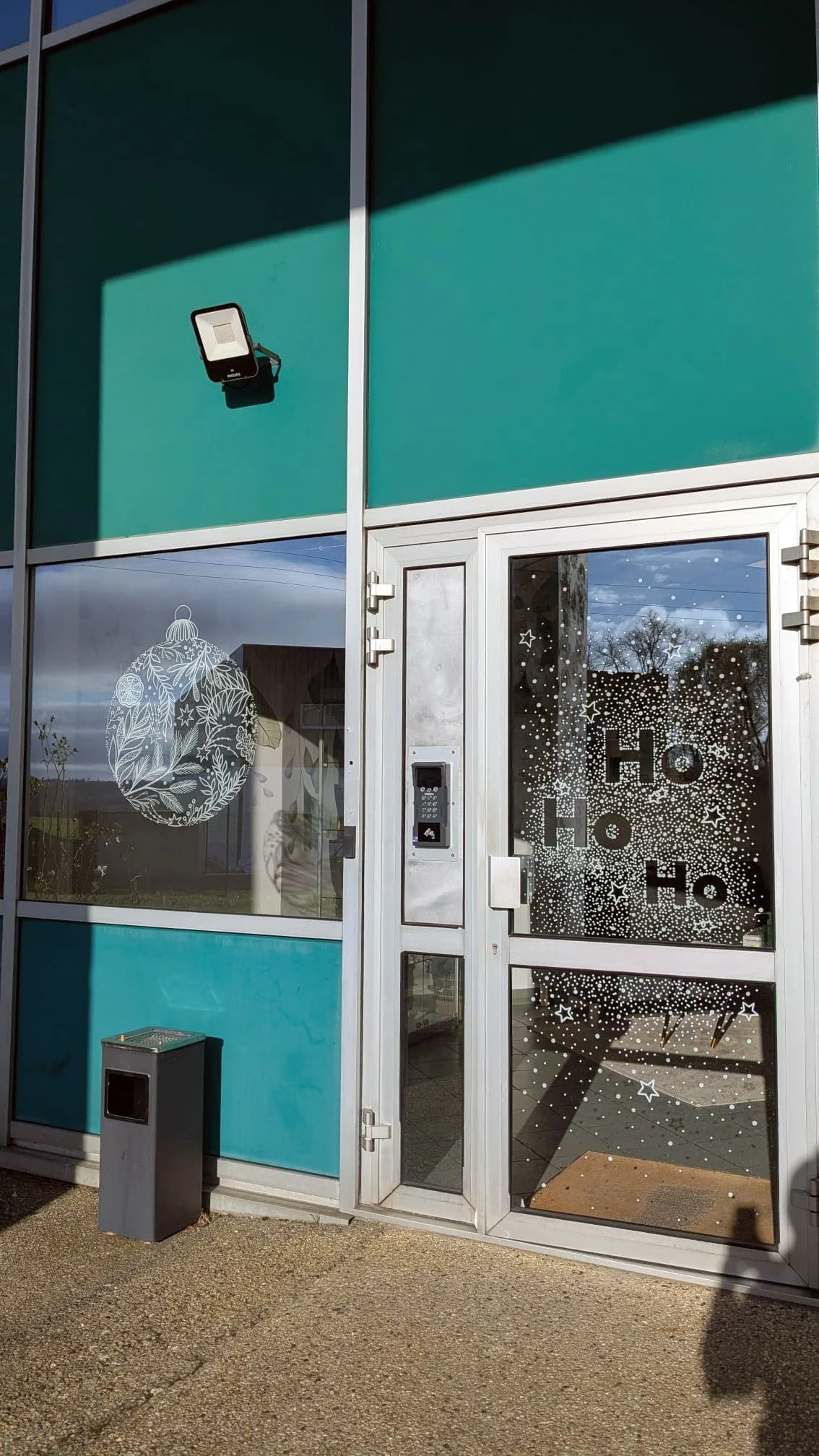 Peinture sur vitrine Noël - décoration entreprise - Accueil - Porte + fenêtre - Groupe Vygon site Ivry-le-Temple