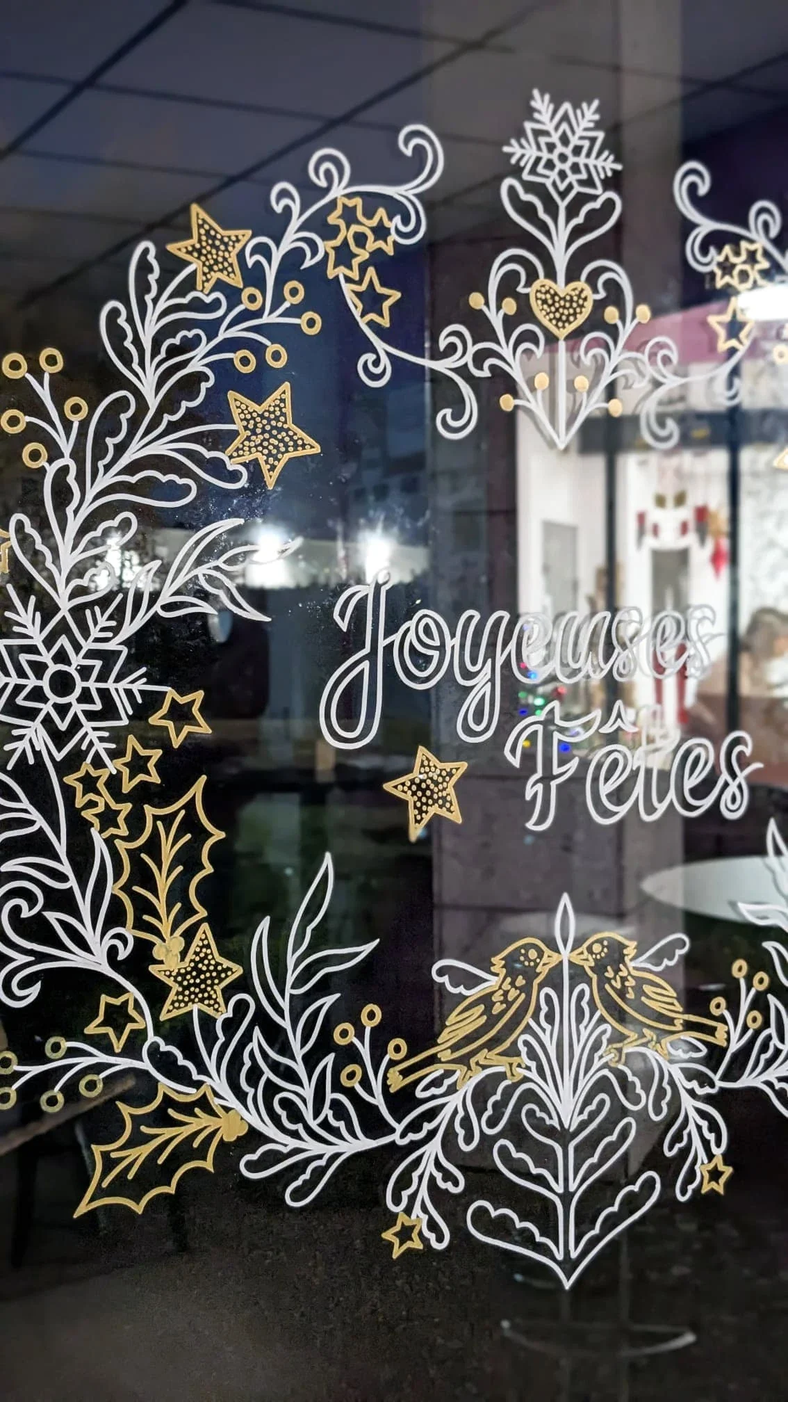 Détail de la couronne de Noël peinte à la main sur la porte de l'espace café du groupe Vygon