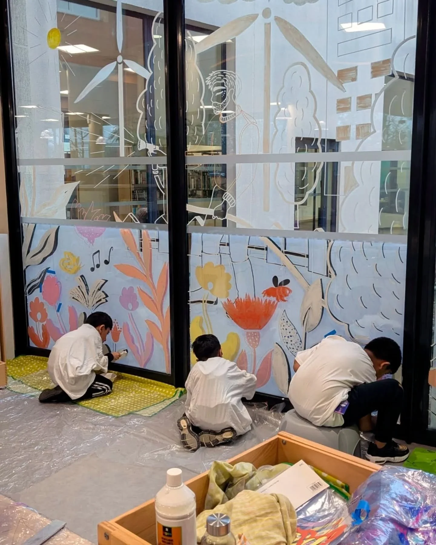 🌬️𝗟&acirc;𝗰𝗵𝗲𝗿 𝗽𝗿𝗶𝘀𝗲, 𝗰'𝗲𝘀𝘁 𝘁𝗼𝘂𝘁 𝘂𝗻 𝗮𝗽𝗽𝗿𝗲𝗻𝘁𝗶𝘀𝘀𝗮𝗴𝗲

J'ai toujours eu un truc avec le contr&ocirc;le. Quand je peins sur vitrine, je passe des heures sur chaque &oelig;uvre. C'est ma bulle, un processus s&eacute;curisa