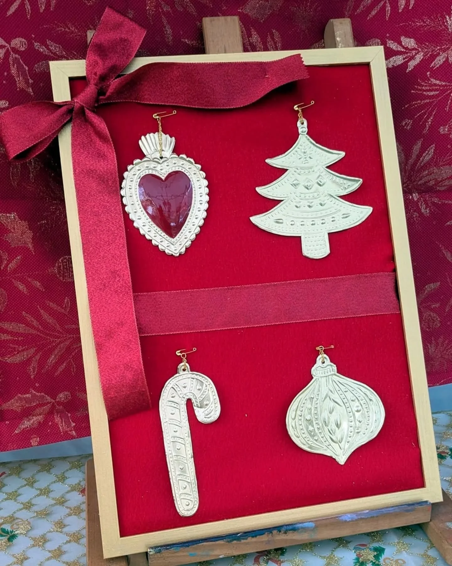 ✨ 𝙐𝙣 𝙢𝙖𝙧𝙘𝙝&eacute; 𝙙𝙚 𝙉𝙤&euml;𝙡 &eacute;𝙩𝙞𝙣𝙘𝙚𝙡𝙖𝙣𝙩 ! ! ✨

Samedi dernier, j'ai eu la joie de participer au "Village des mondes de No&euml;l" organis&eacute; par la @villesaintgermainenlaye rue de l'Aurore, dans le cadre 