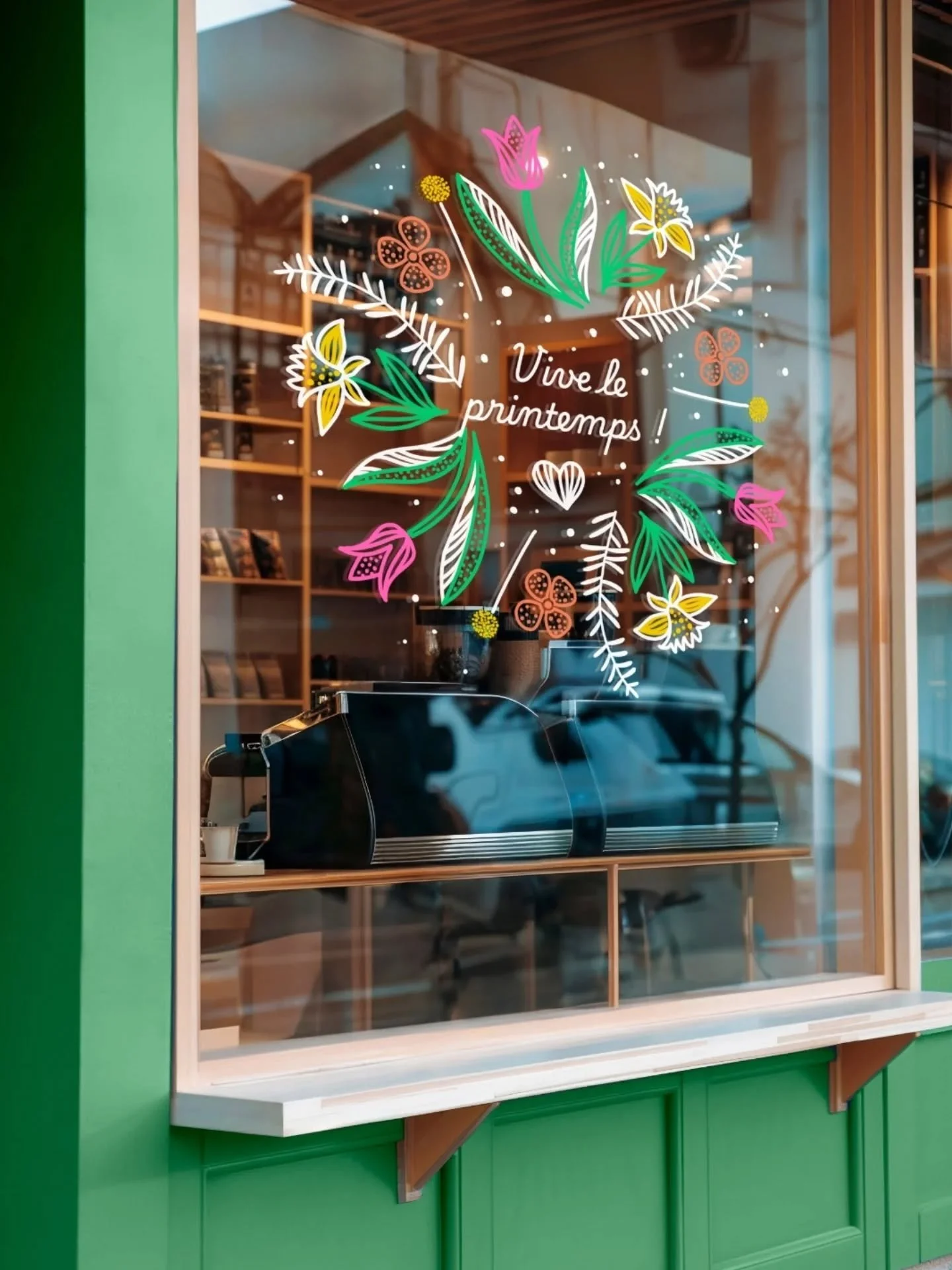 Le printemps est arriv&eacute; le 20 mars, et j'avais envie de le f&ecirc;ter avec de jolis motifs de vitrine 🌼 

Un arrosoir d'o&ugrave; jaillissent des fleurs, une petite &eacute;tag&egrave;re garnie de pots, une couronne v&eacute;g&eacute;tale, u