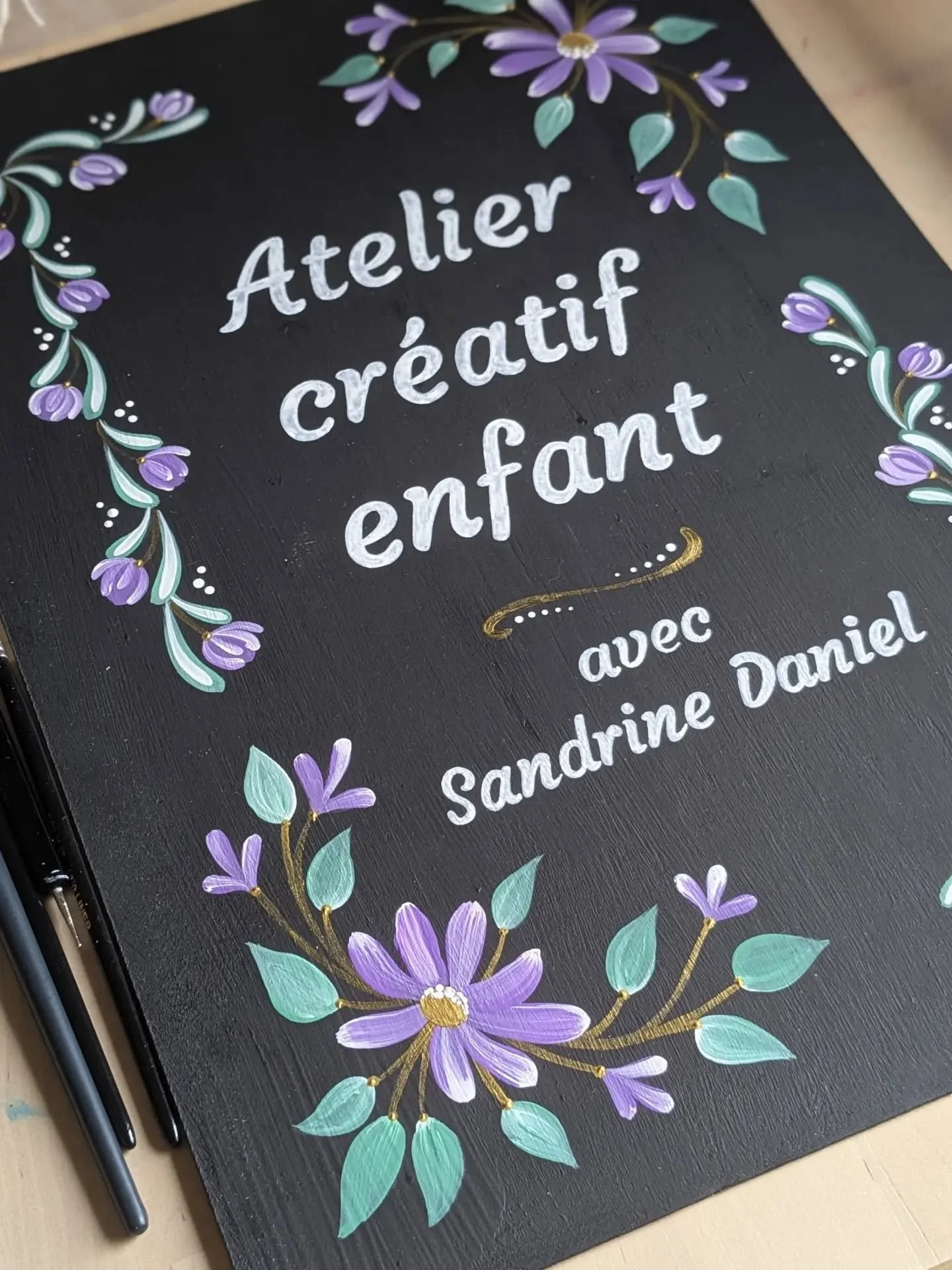 Panneau peint &agrave; la main 🖌️

En cette rentr&eacute;e, j'ai souhait&eacute; allier l'utile &agrave; l'agr&eacute;able en combinant mes comp&eacute;tences :

> Je peins &agrave; la main sur diff&eacute;rents supports (vitrines, ardoise, panne