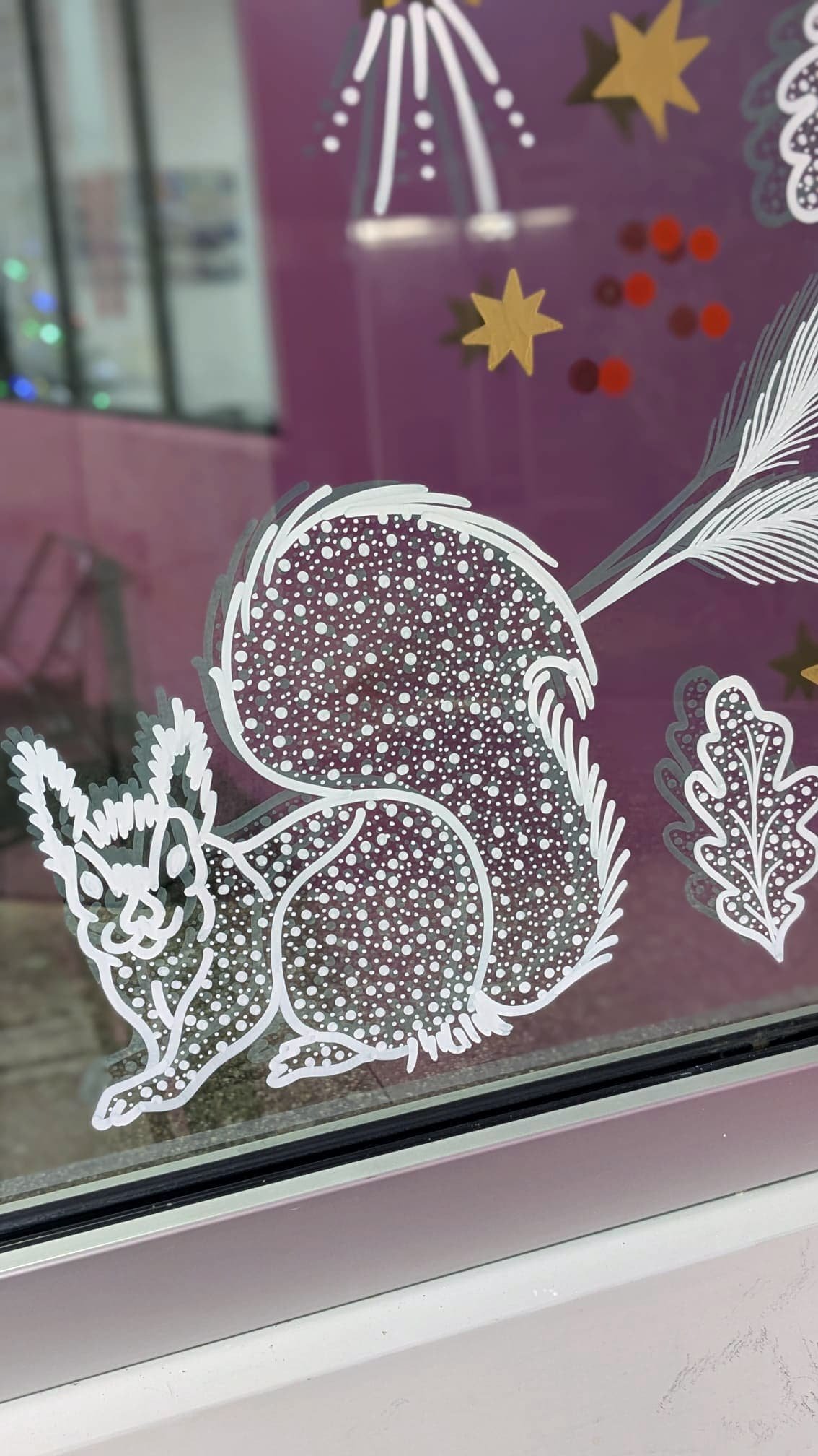 Peinture sur vitrine Noël - décoration entreprise - Espace café - porte - couronne de Noël - fenêtre motif végétaux et écureuil - détail - Groupe Vygon site Ivry-le-Temple