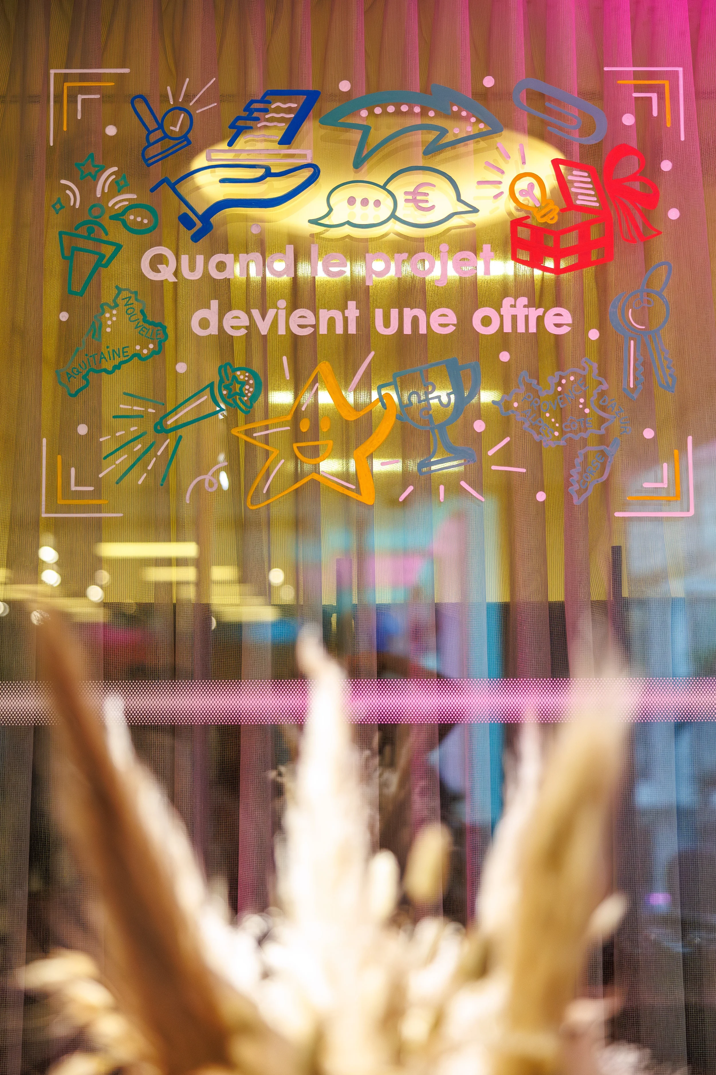 Peinture sur vitrine réalisée pour les Trophées de l'innovation de l'Apec. Visuel « Quand le projet devient une offre » avec lettrage et pictogrammes peints à la main. Photo : Arnaud CAILLOU – Studio L'Œil Témoin.