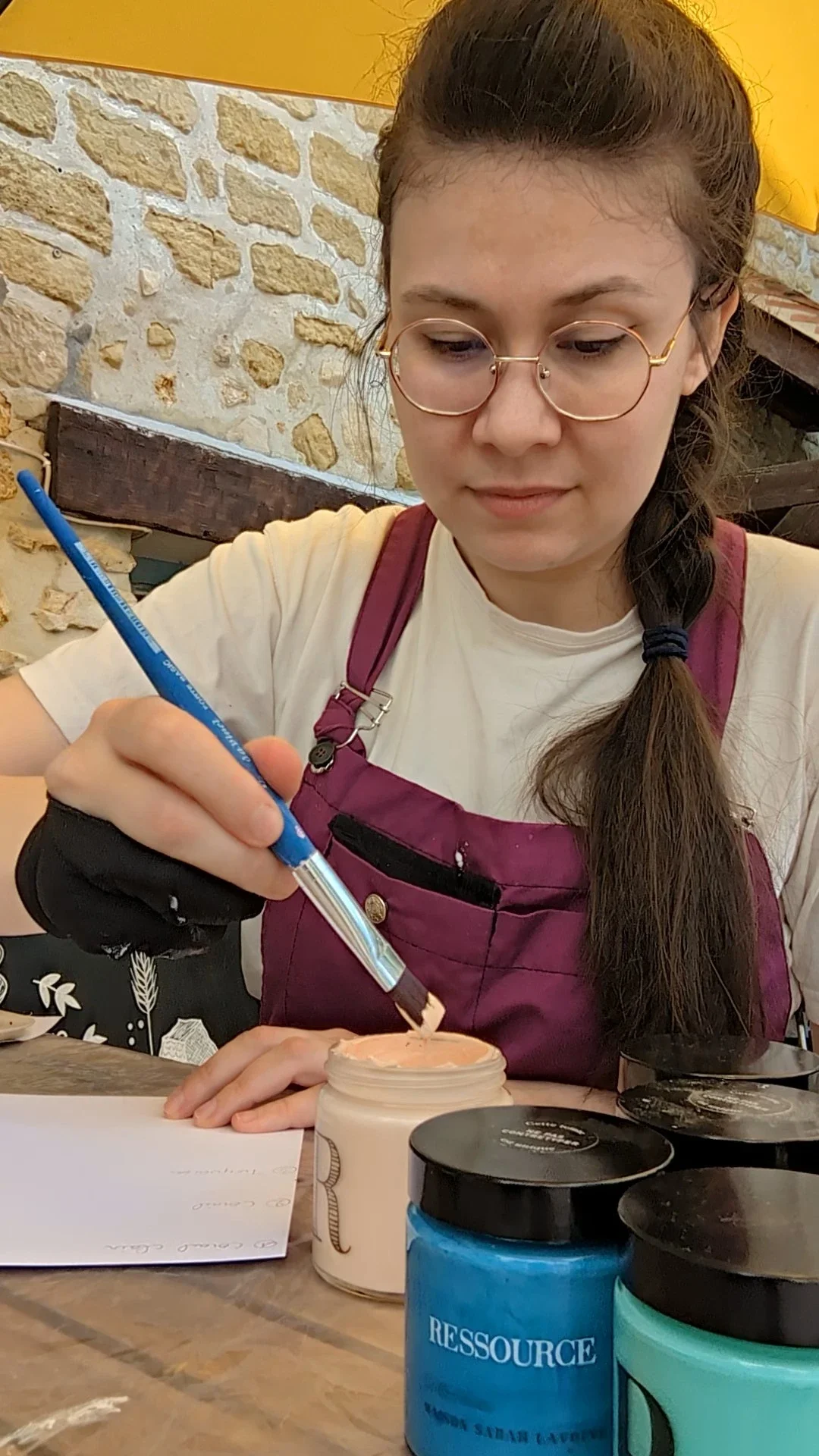 L'illustratrice Sandrine Daniel en train de peindre à son atelier de Vaux-sur-Seine