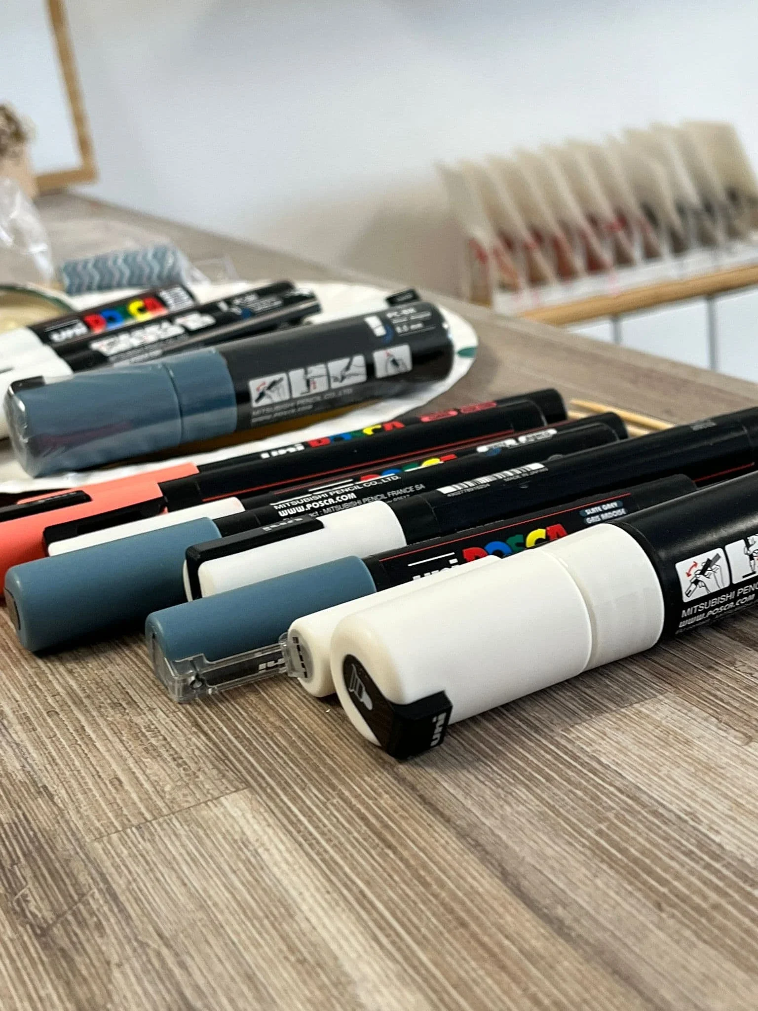 Matériel pour la peinture sur vitrine : Les feutres acryliques avec la gamme colorée corail, blanc et ardoise