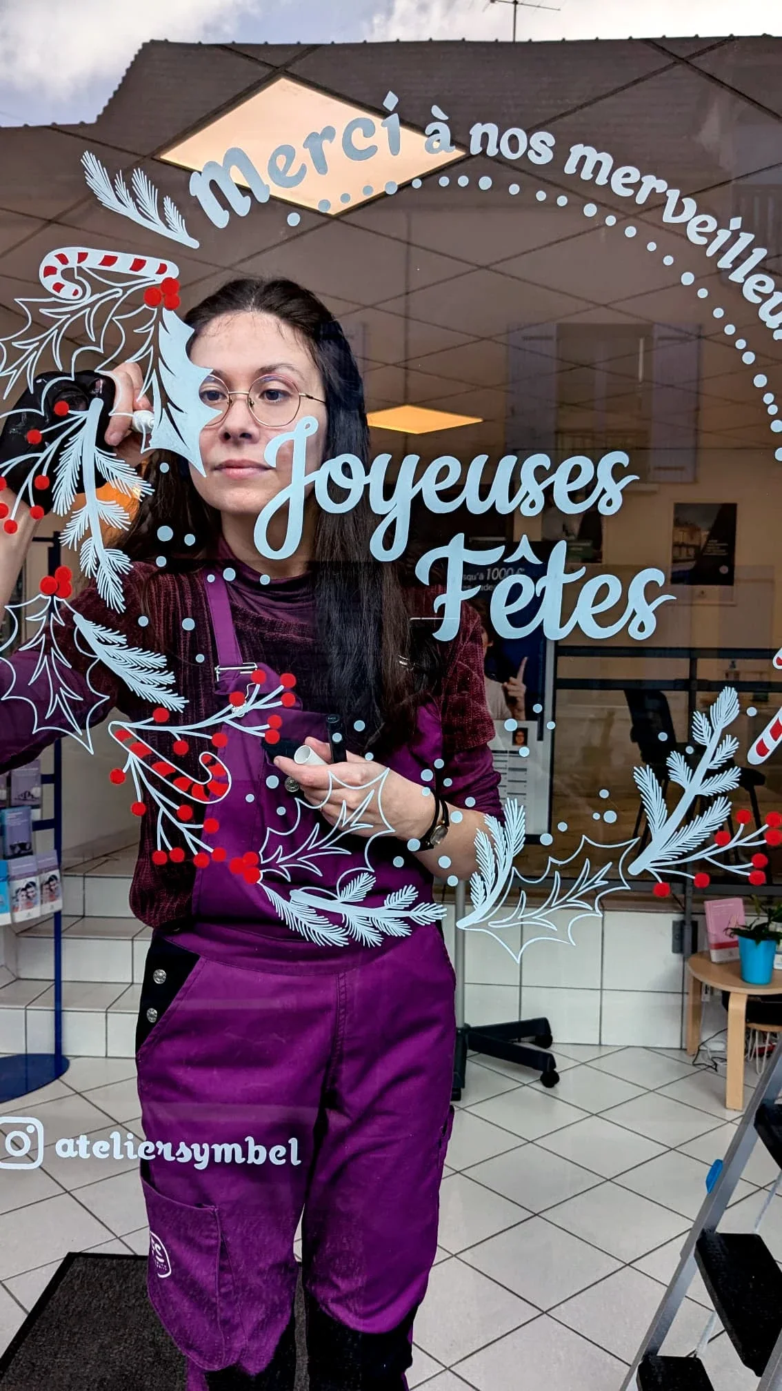 Peinture sur vitrine d'une couronne Houx et sucre de canne. Thématique Noël. Remplissage à l'acrylique coloris blanc et rouge