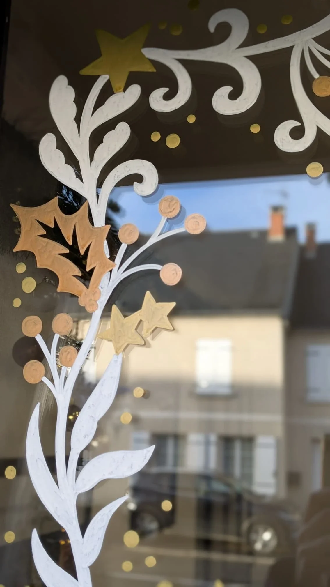 détail de la frise d'encadrement avec entrelacs de végétaux : feuilles de houx, étoiles, baies - coloris blanc, doré et cuivré