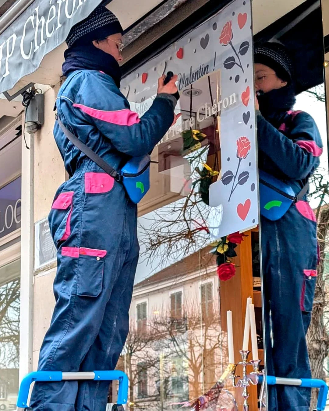 Peinture sur vitrine, thématique Saint-Valentin. Peinture en cours de la vitrine de gauche. Frise décorative. Traiteur à Croissy-sur-Seine (78)