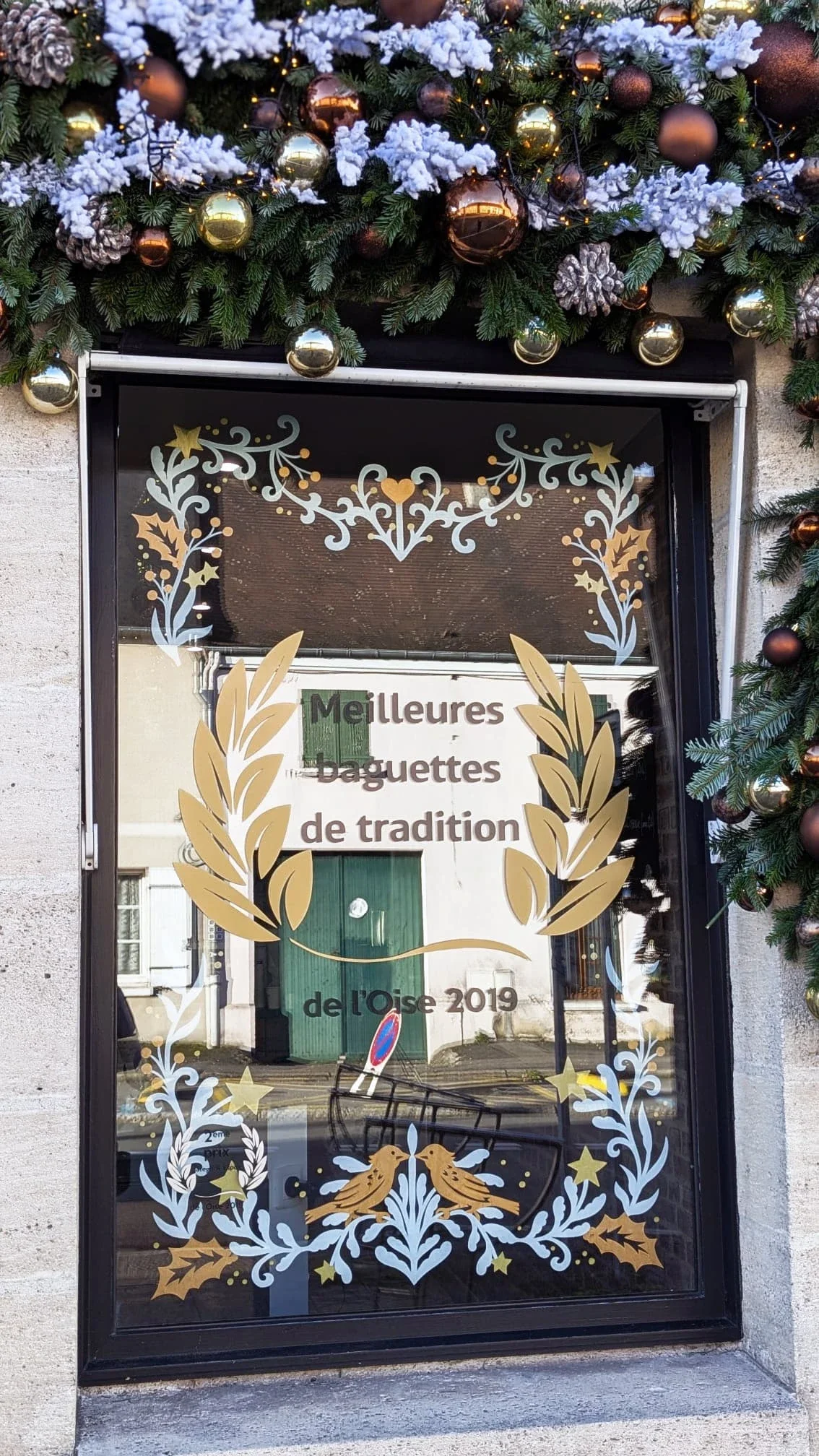 Peinture sur vitrine de Noël pour la boulangerie La Boulange à La Chapelle-en-Serval - frise d'encadrement sur la vitre droite - entrelacs végétaux et oiseaux
