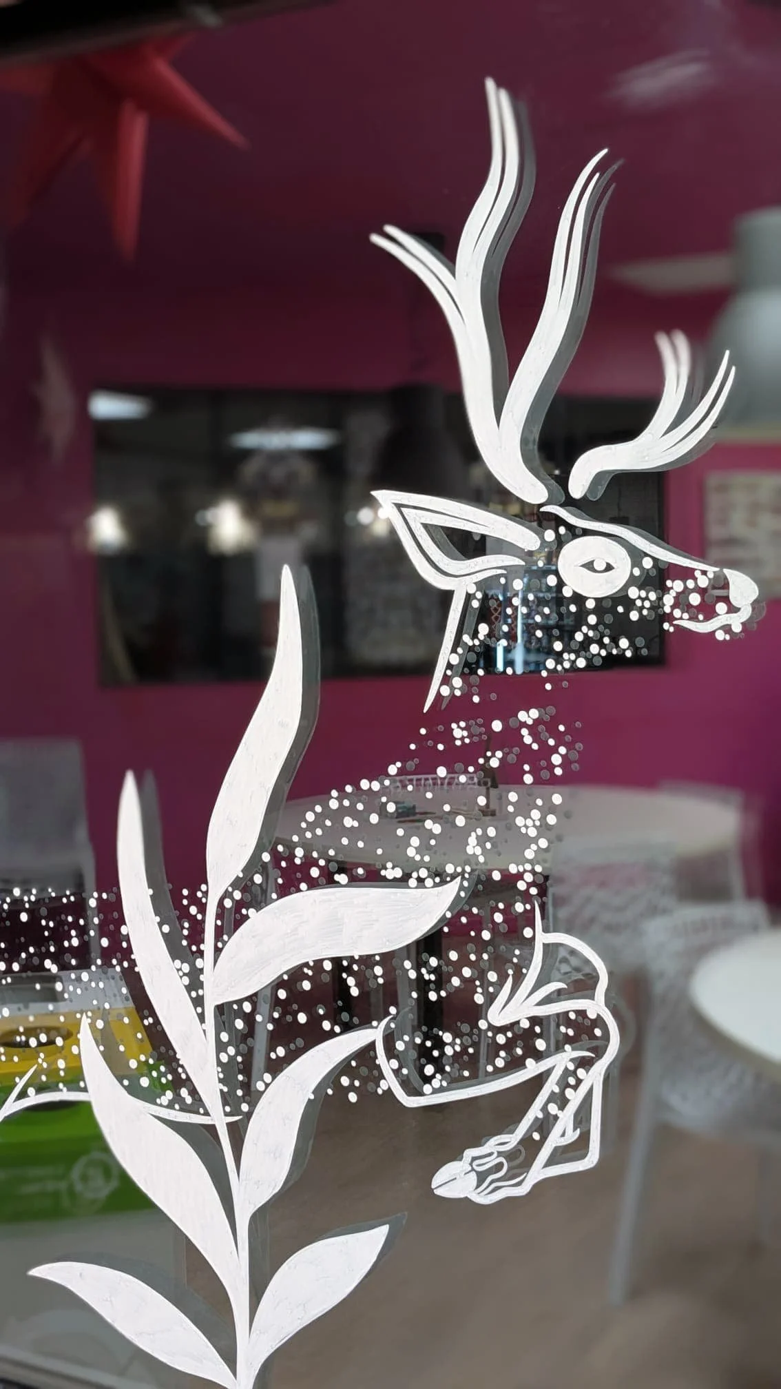 Peinture sur vitrine Noël - décoration entreprise - Réfectoire - cerf détail - Groupe Vygon site Ivry-le-Temple