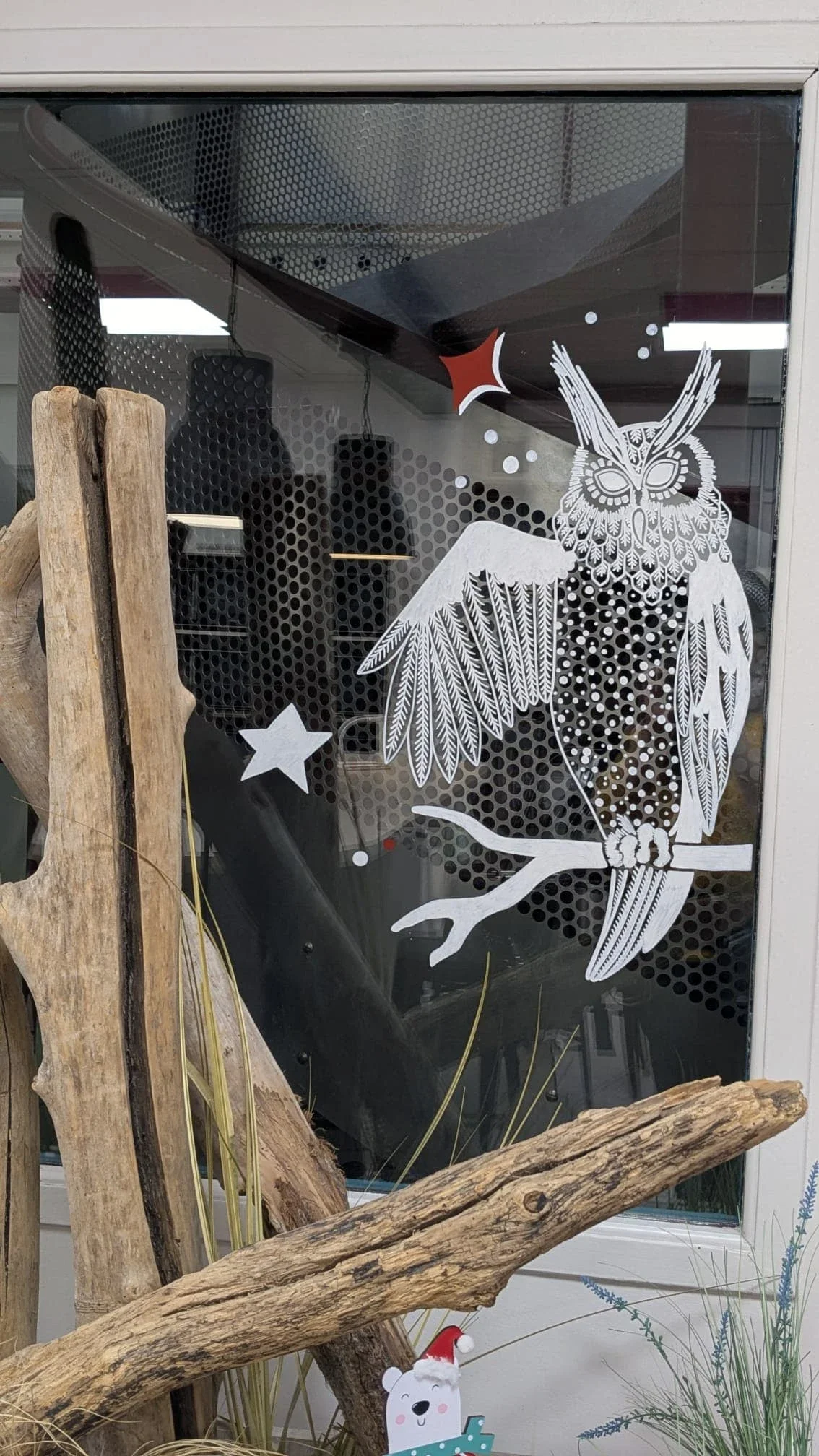 Hiboux peints à la main sur la vitrine du réfectoire du groupe Vygon, vue d'ensemble