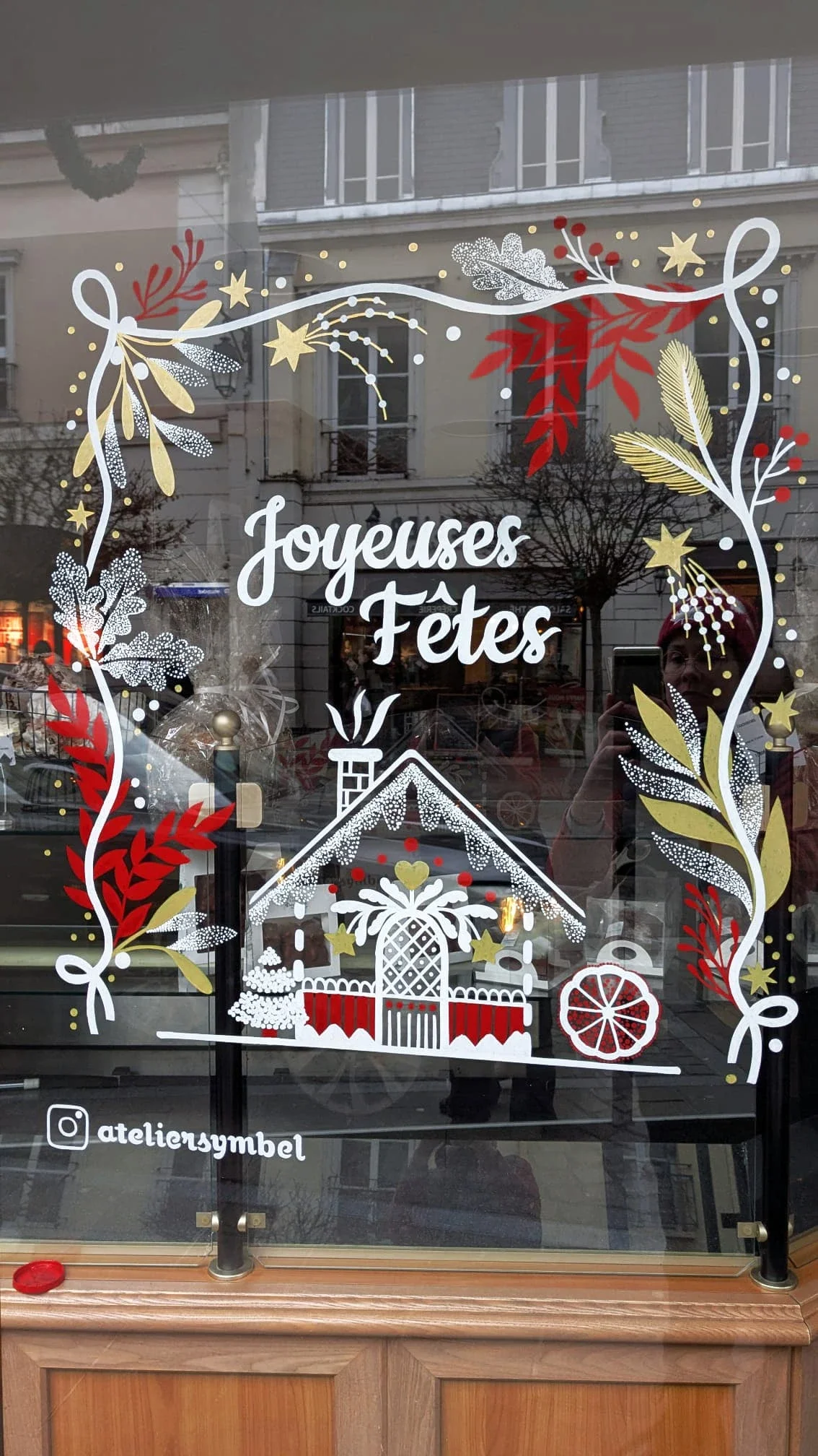 Peinture sur vitrine Noël - boulangerie - Saint-Germain-en-Laye - lettrage blanc peint à la main - Joyeuses fêtes - magie de Noël - Chalet