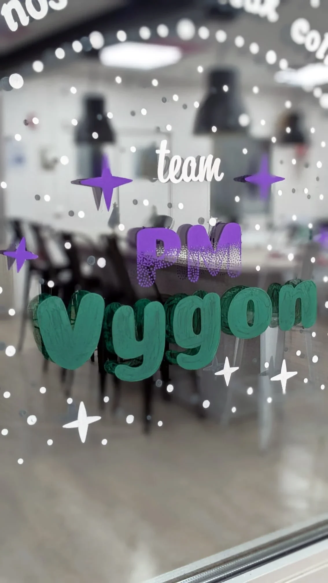 Gros plan sur le lettrage de remerciement peint à la main sur la vitrine du réfectoire du groupe Vygon à Ivry-le-Temple