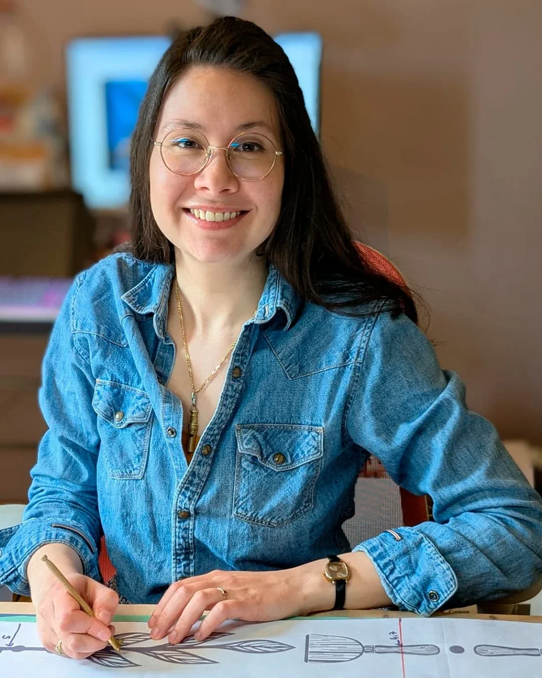 Portrait de l'illustratrice Sandrine Daniel dans son atelier à Vaux-sur-Seine. Elle est en train de réaliser le piquage d'un visuel
