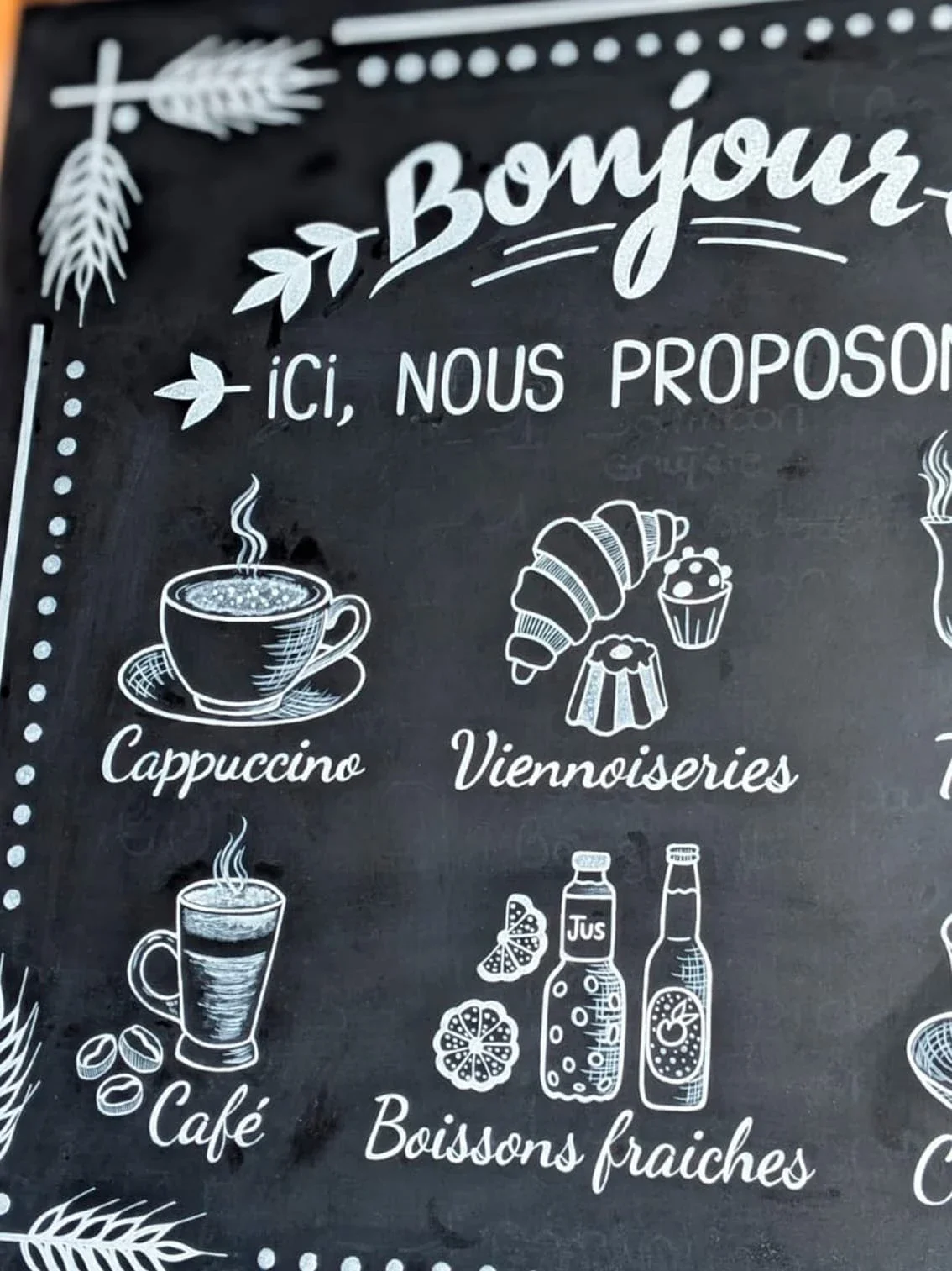 Illustration et peinture sur une ardoise murale pour la boulangerie Duhamel à Saint-Germain-en-Laye (78) - icones de boissons à emporter (cappuccino, café, boissons fraiches...) - Yvelines- Atelier Symbel
