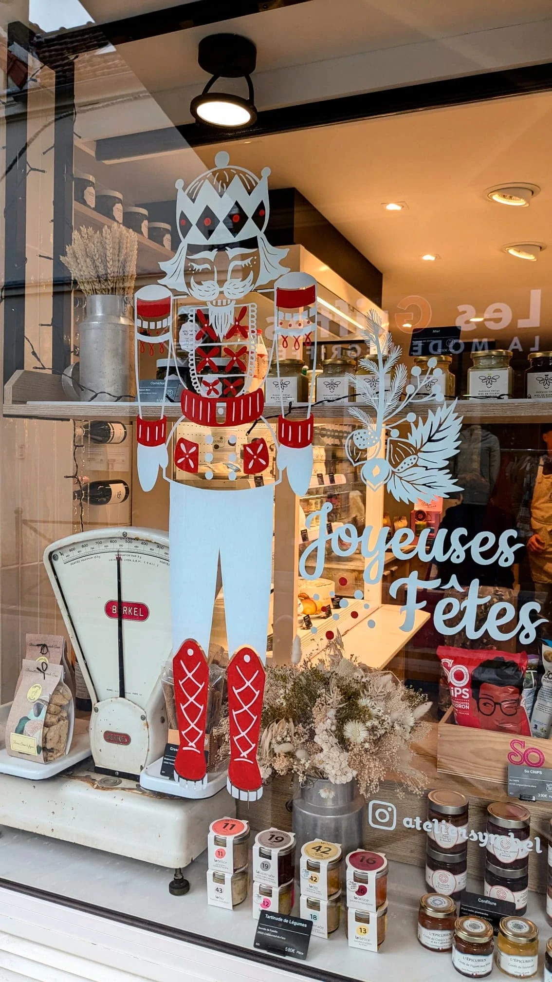 Peinture sur vitrine de Noël représentant un Casse-Noisette peint à la main pour la fromagerie Lallias à Houilles. Coloris rouge et blanc