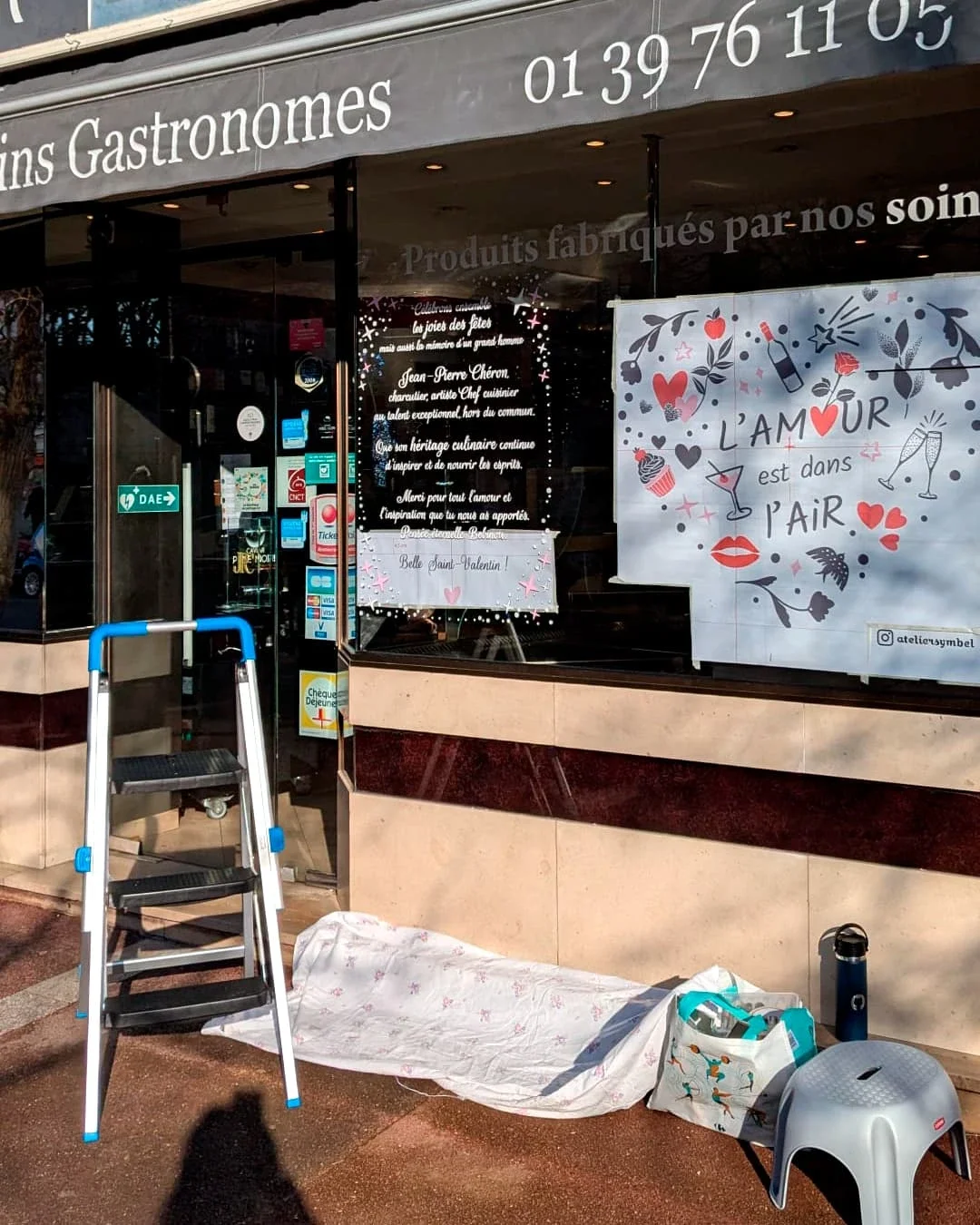 Peinture sur vitrine, thématique Saint-Valentin. Installation du chantier de la vitrine de droite. Traiteur à Croissy-sur-Seine (78)