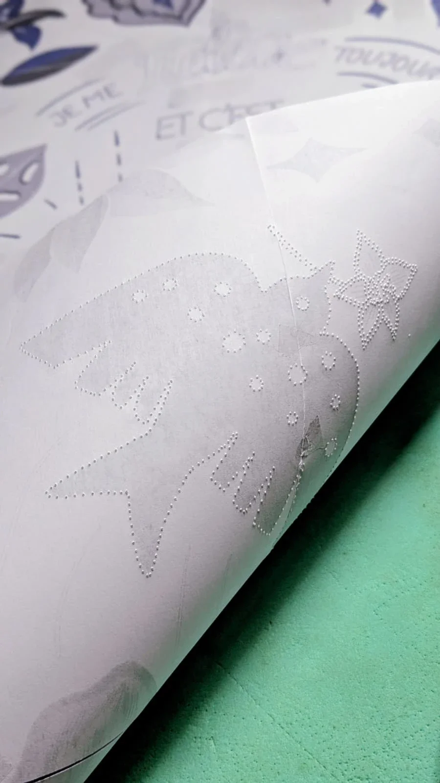 Etape préparatoire  avant la mise en peinture de l'ardoise illustrée : phase du piquage sur le motif d'un oiseau