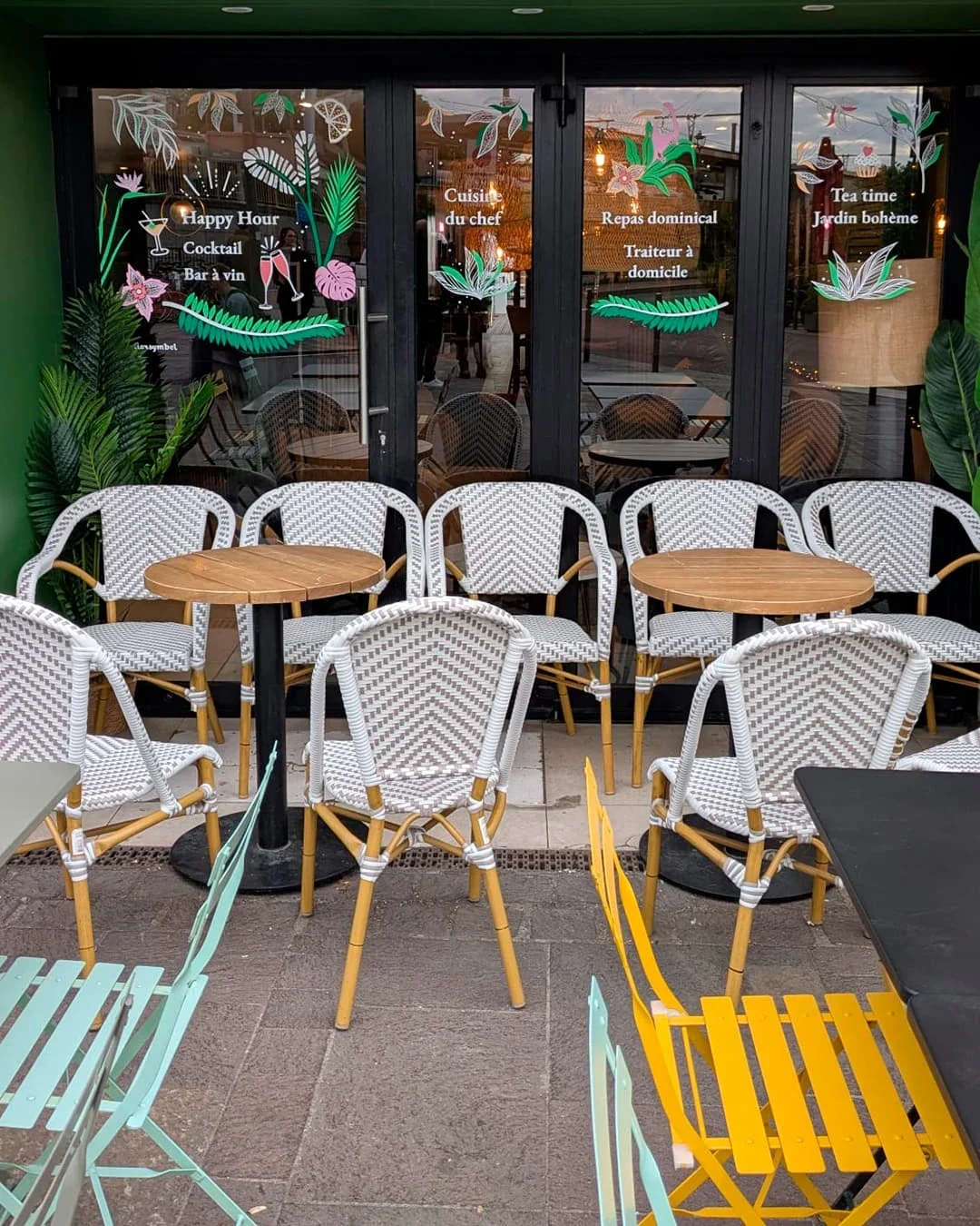 Peinture sur vitrine, sur-mesure, bistrot papillote Chatou (78). Thématique jungle bohème, terrasse devanture, coloris blancs, verts et roses.