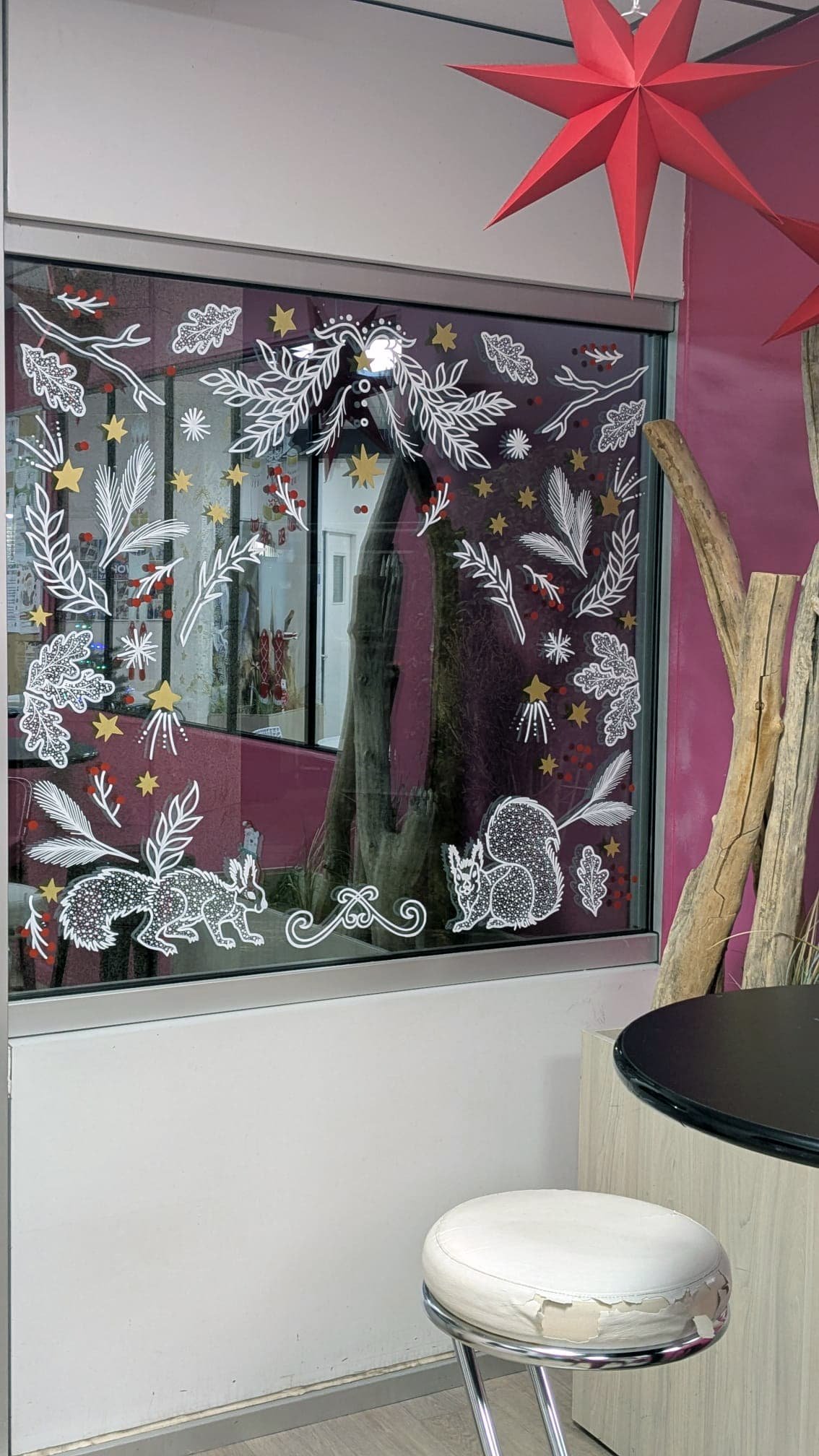 Peinture sur vitrine Noël - décoration entreprise - Espace café - fenêtre motif végétaux et écureuil - Groupe Vygon site Ivry-le-Temple