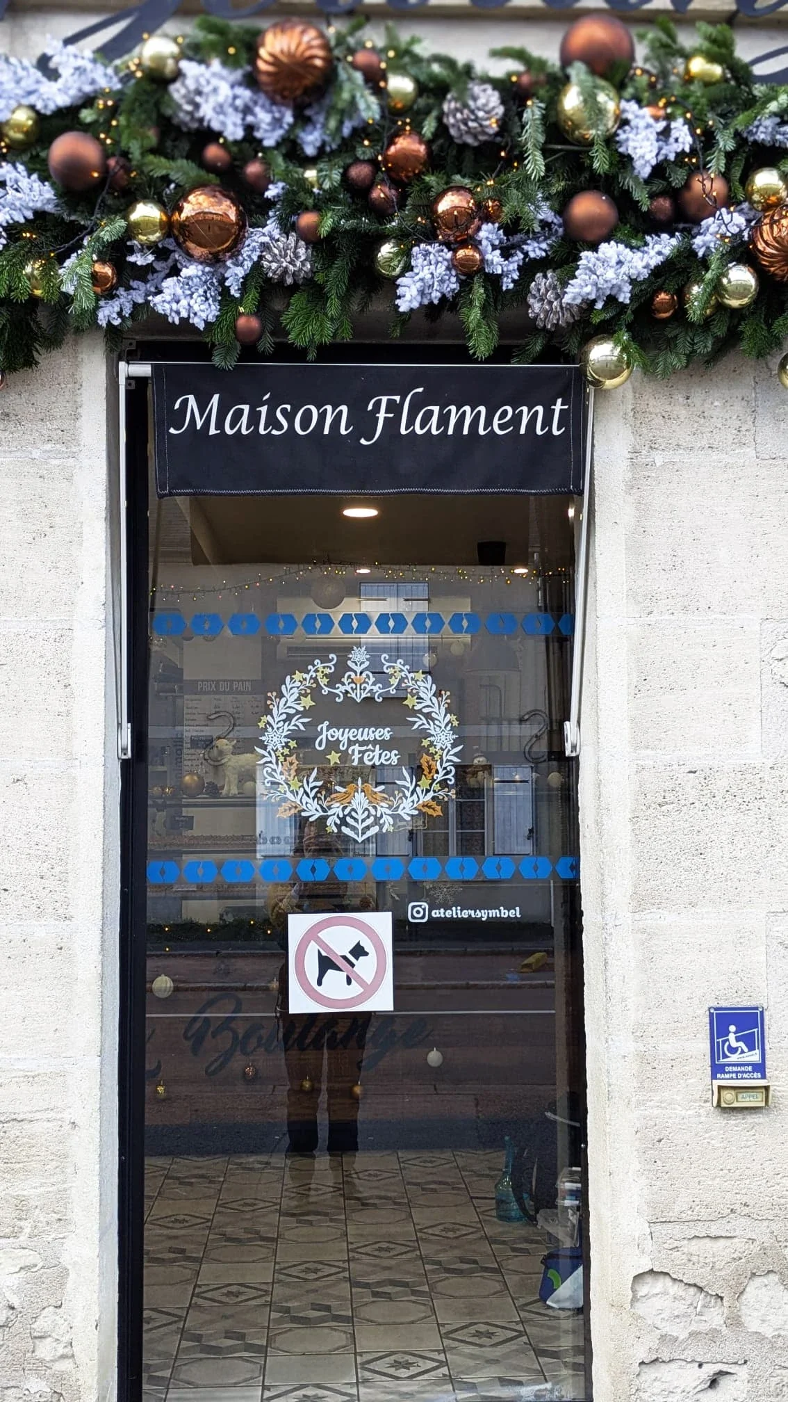 Peinture sur vitrine de Noël pour la boulangerie La Boulange à La Chapelle-en-Serval - une couronne sur la porte