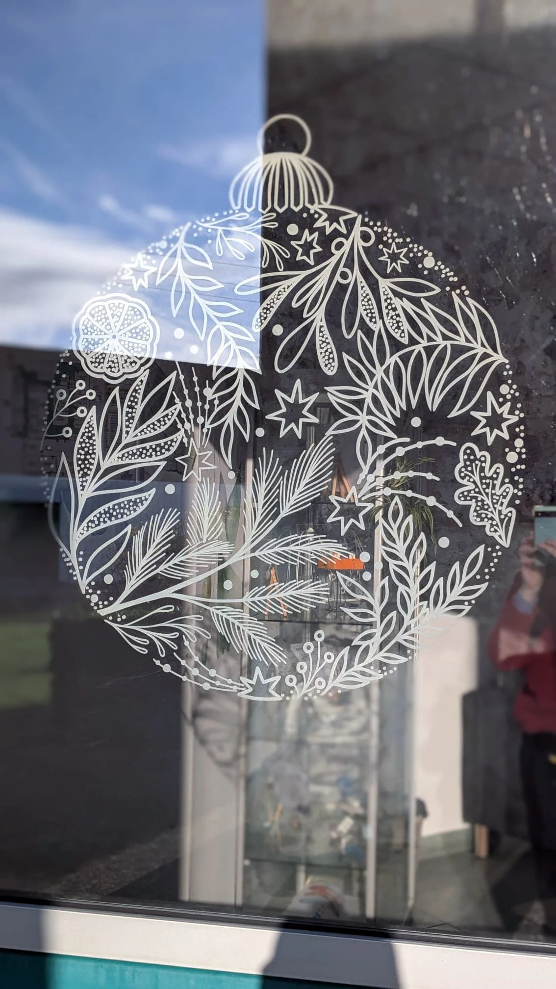 Peinture sur vitrine Noël - décoration entreprise - Accueil - boule de Noël fenêtre - Groupe Vygon site Ivry-le-Temple