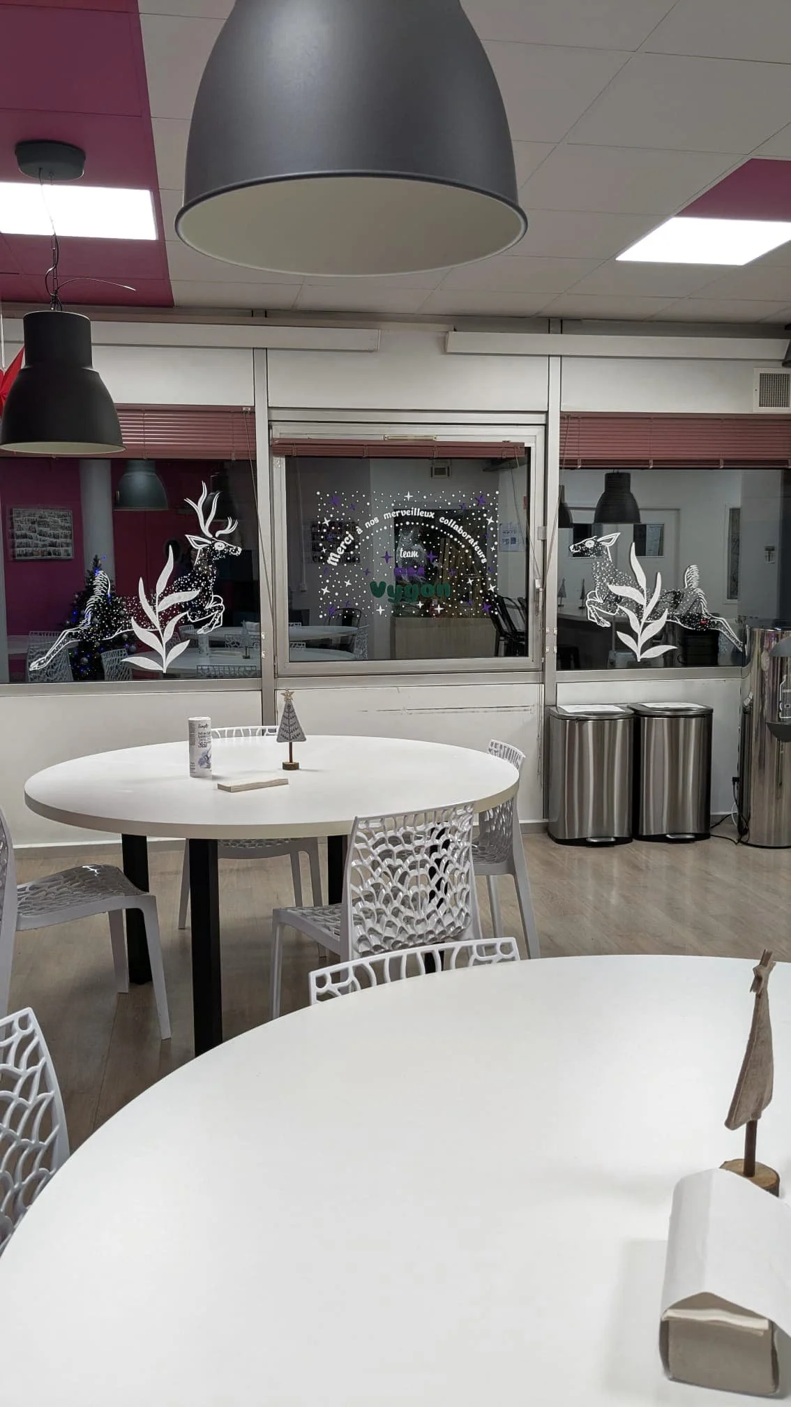 Peinture sur vitrine Noël - décoration entreprise - Réfectoire -triptyque cerf biche message - Groupe Vygon site Ivry-le-Temple