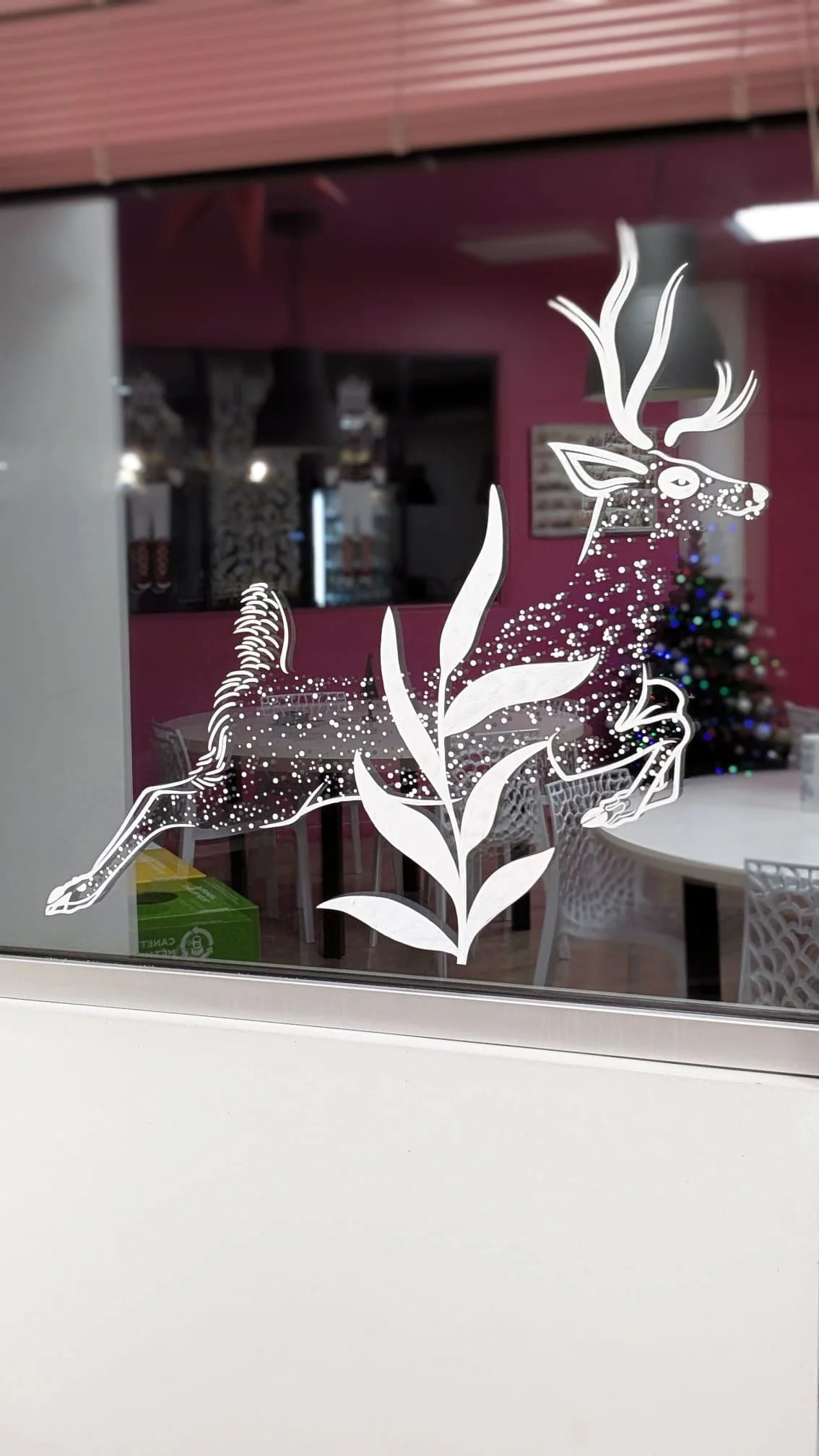 Peinture sur vitrine Noël - décoration entreprise - Réfectoire - cerf - Groupe Vygon site Ivry-le-Temple