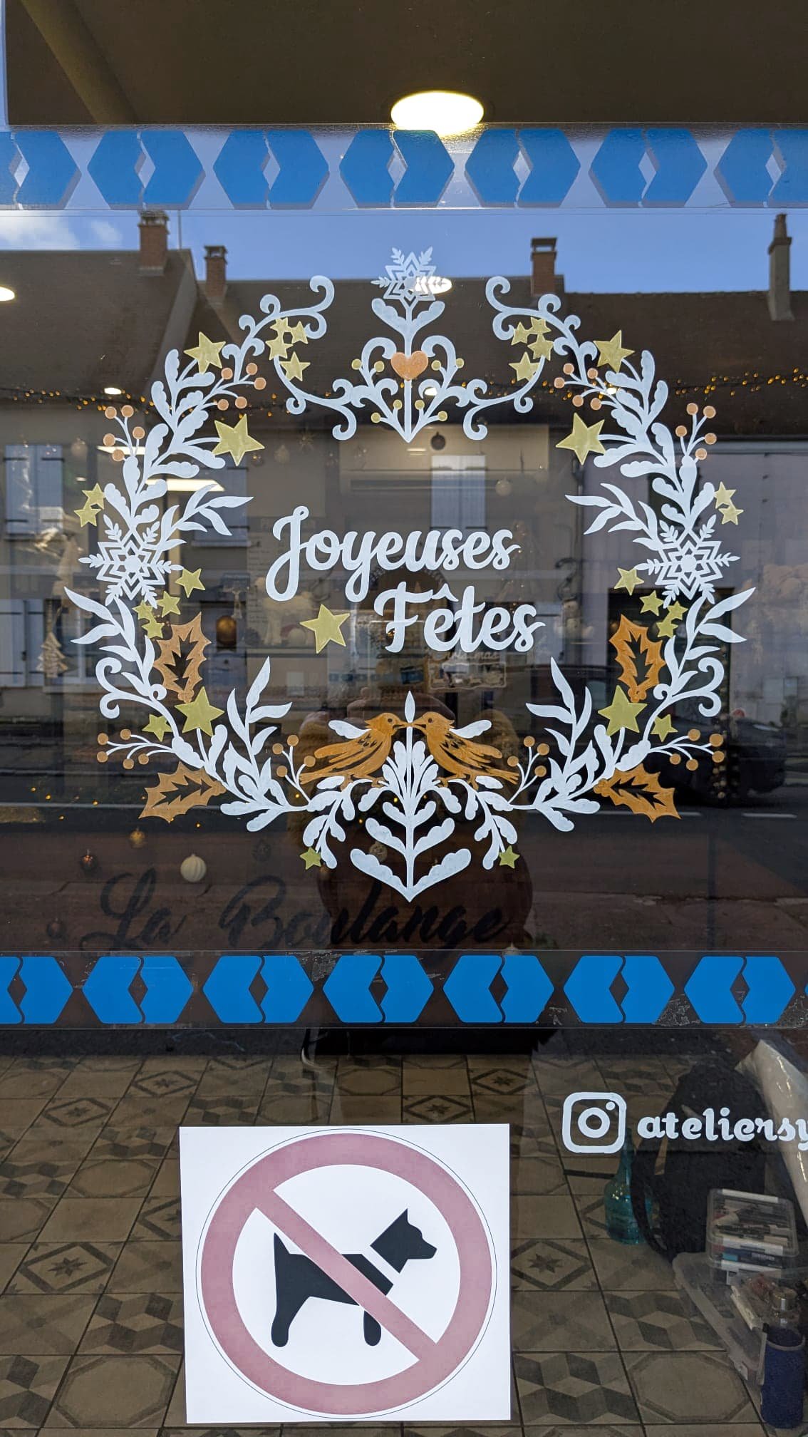 Boulangerie La Boulange- La Chapelle-en-Serval - peinture sur vitrine Noël - porte - Couronne