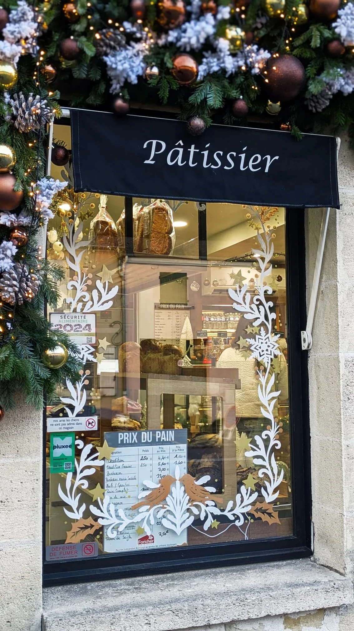 Peinture sur vitrine de Noël pour la boulangerie La Boulange à La Chapelle-en-Serval - frise d'encadrement sur la vitre gauche